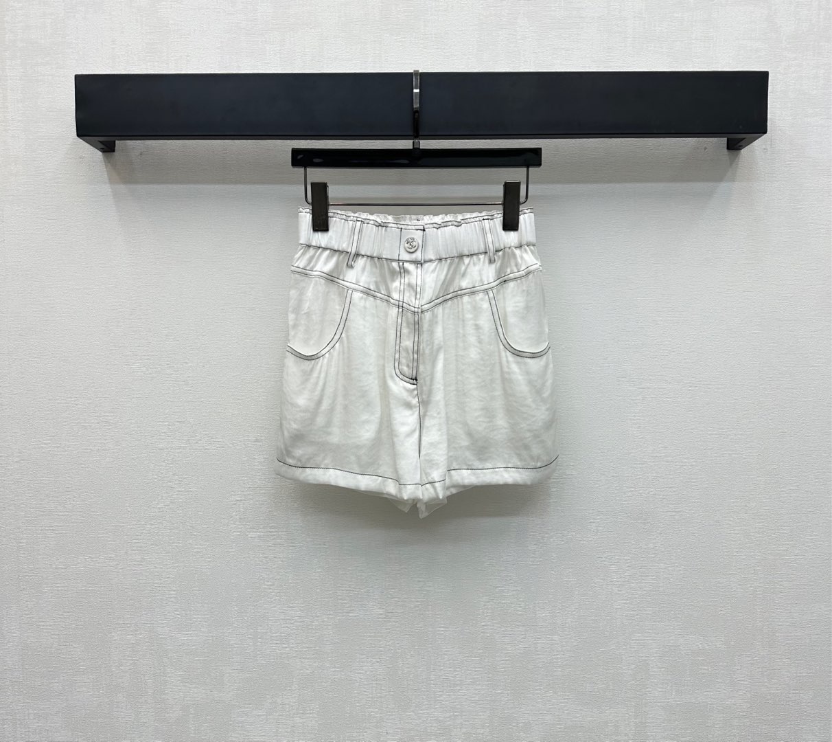 NO:436550,Chane*2025 new product is available on the shelves of high-waisted bright-line shorts customized YB imported silk material, smooth and full texture, voxel color and rear hip pocket double C logo echo each other, highlighting the brand tone, elastic waist adjustment design is used at the waist to add a sense of styling, surface auxiliary materials development High-waist button shorts cut can be matched with the same series of vests, complete sets or single wear to show off, can also be purchased separately, high-version 2 colors 36 38 40, chanel, shorts, alexander wang19860909Chane*2025新品上架高腰明线短裤定制YB进口人丝材质 光泽垂顺 质感十足 通体素色配合后臀口袋双C徽标相互呼应 彰显品牌调性 腰间沿用弹力腰头调节设计 增添造型层次感 面辅料开发 高腰系扣短裤剪裁 可搭配同系列马甲 成套或单穿出彩时髦 也可分开购入搭配 高版本2色36 38 40,,chanel,shorts,alexander wang,Women's clothing