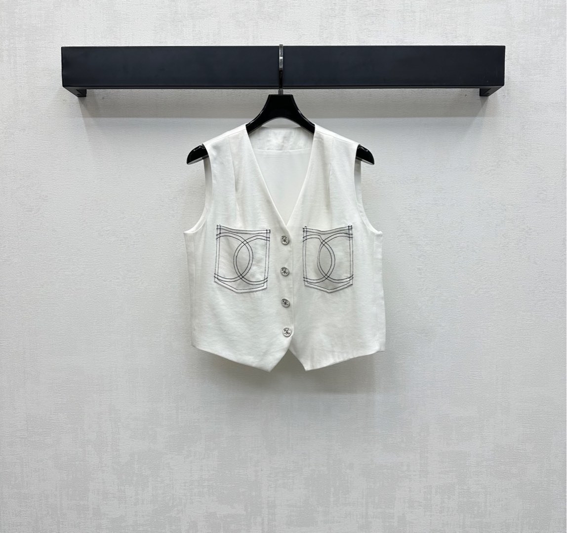 NO:436553,Chane*2025 new product is on the shelves of short placket button vest custom YB imported silk material, smooth and full texture, voxel color and double C logos on the chest pocket echo each other, highlighting the brand tone, exquisite placket button adjustment design, adds styling layering, surface auxiliary material development V-neck short vest tailoring, can be matched with the same series of skirts and pants, complete sets or single wear, and can also be purchased separately for matching. High-version 2 colors 36 38 40,,chanel, skirts, alexander wang19860909Chane*2025新品上架短款襟扣马甲定制YB进口人丝材质 光泽垂顺 质感十足 通体素色配合胸前口袋双C徽标相互呼应 彰显品牌调性 精致开襟纽扣调节设计 增添造型层次感 面辅料开发 V领短款马甲剪裁 可搭配同系列裙裤装 成套或单穿出彩时髦 也可分开购入搭配 高版本2色36 38 40,,chanel,skirts,alexander wang,Women's clothing