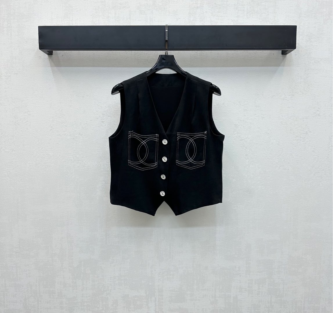 NO:436560,Chane*2025 new product is on the shelves of short placket button vest custom YB imported silk material, smooth and full texture, voxel color and double C logos on the chest pocket echo each other, highlighting the brand tone, exquisite placket button adjustment design, adds styling layering, surface auxiliary material development V-neck short vest tailoring, can be matched with the same series of skirts and pants, complete sets or single wear, and can also be purchased separately for matching. High-version 2 colors 36 38 40,,chanel, skirts, alexander wang19860909Chane*2025新品上架短款襟扣马甲定制YB进口人丝材质 光泽垂顺 质感十足 通体素色配合胸前口袋双C徽标相互呼应 彰显品牌调性 精致开襟纽扣调节设计 增添造型层次感 面辅料开发 V领短款马甲剪裁 可搭配同系列裙裤装 成套或单穿出彩时髦 也可分开购入搭配 高版本2色36 38 40,,chanel,skirts,alexander wang,Women's clothing