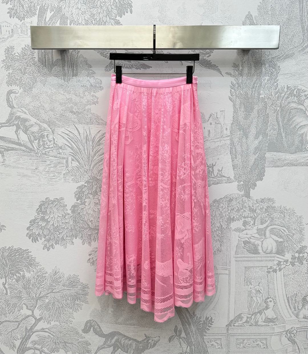 NO:436532,Dio*2025 new product is available on the shelves of double-layer long tulle skirts, customized YB imported mesh material, skin-friendly and breathable, the outer layer is covered with natural elements such as flowers and branches, and leaves, highlighting the brand tone, and the slightly shorter lined line of the same color, different fabrics collide with each other, adding a sense of styling, and the style is more charming in action. The waist-fitting waist-covered webbing outlines the curve, inclusive body division proportions, facial auxiliary materials development, high-waisted pleated skirt tailoring, commuting and dating, vacation and casual outfits, high-end fashion, high-end version,,dior, skirts,alexander wang19860909Dio*2025新品上架双层长款纱裙定制YB进口网纱材质 亲肤透气 外层沿用花朵枝叶等自然元素透纱覆盖 彰显品牌调性 配合略短的同色系内衬打底 不同面料相互碰撞 增添造型层次感 行动间更显裙摆风情迷人 腰间贴身腰封织带勾勒曲线 包容身材划分比例 面辅料开发 高腰压褶半裙剪裁 通勤约会度假随意穿搭高级时髦 高版本,,dior,skirts,alexander wang,Women's clothing