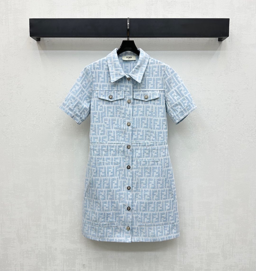 NO:436916,Fend*2025 new product is on the shelves of lapel jacquard dress customized YB imported jacquard cotton material, crisp, comfortable and stylish, the whole body is full of the signature double F letter jacquard logo, matched with the letter leather card on the back waist to highlight the brand tone, use full-clad buttons to adjust and facilitate putting on and off, and match the chest flip pocket design to add layered look, surface auxiliary materials development, lapel short-sleeved dress tailoring, commuting and date outfit perfectly interprets the elegant and rich feeling, high-end version, fendi, skirts, T-shirt, alexander wang19860909Fend*2025新品上架翻领提花连衣裙定制YB进口提花全棉材质 挺括舒适有型 通体满印标志性双F字母提花徽标 搭配后腰间字母皮牌点缀装饰 彰显品牌调性 沿用全开襟纽扣调节方便穿脱 配合胸前翻盖口袋版型设计 增添造型层次感 面辅料开发 翻领短袖连衣裙剪裁 通勤约会穿搭完美演绎优雅千金感  高版本,,fendi,skirts,T-shirt,alexander wang,Women's clothing