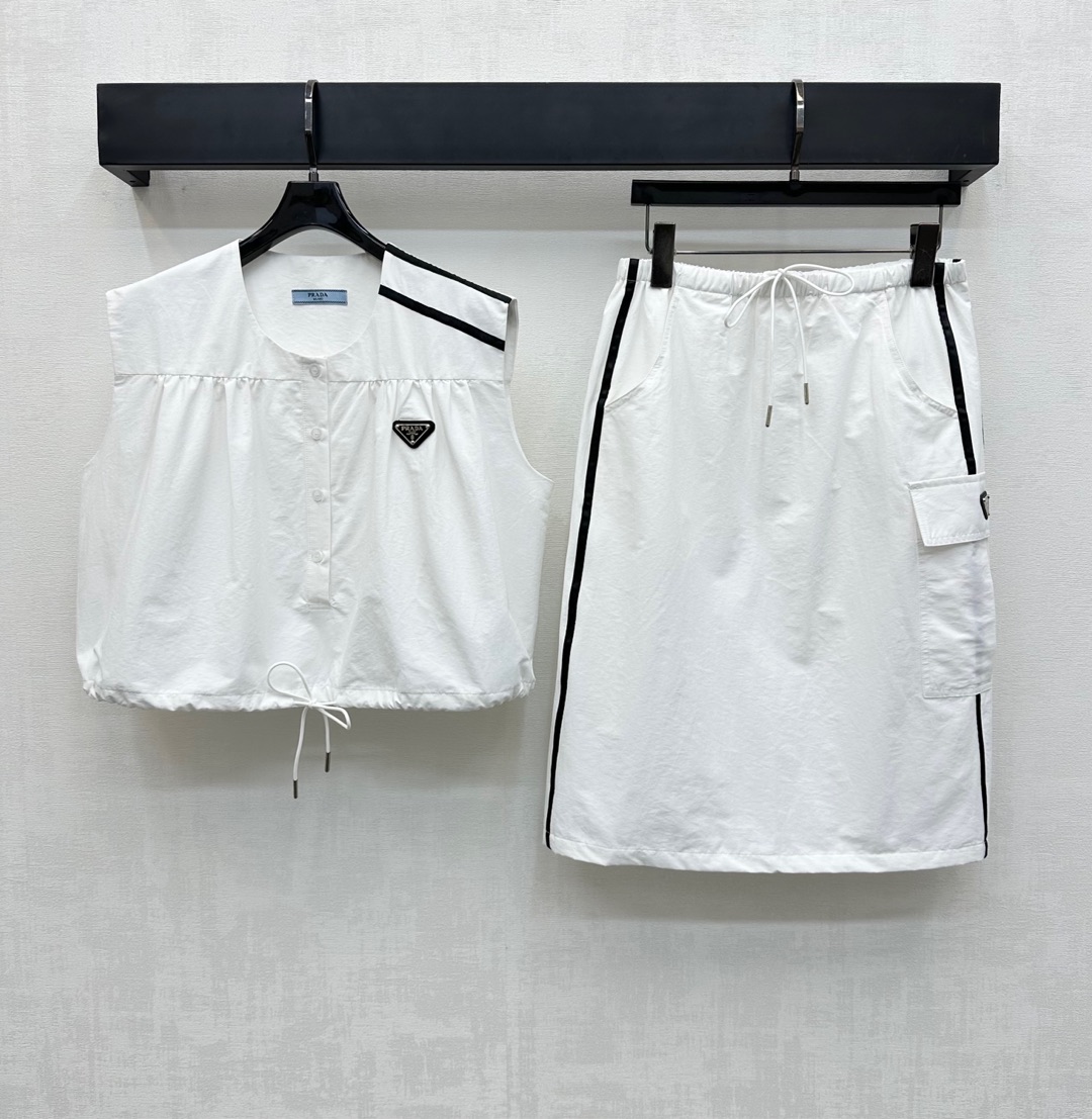 NO:436920,Prad*2025 new product drawstring vest skirt set custom YB imported nylon material, crisp, comfortable and stylish. The top is made of round neck, half-paced buttons to adjust the hem and adjustable drawstring design to add layering. The iconic triangle logo embellishes and decorates the brand tone. Simple and fashionable. The skirt is decorated with drawstrings to highlight the details. The face and accessories are developed. Sleeveless tops are matched with the same series drawstrings tone. Details are echoed up and down. The set is lazy and fashionable. High-end version,,prada, skirts,alexander wang19860909Prad*2025新品上架抽绳背心半裙套装定制YB进口尼龙材质 挺括舒适有型 上衣沿用圆领半开襟纽扣调节下摆可调节抽绳设计 增添造型层次感 标志性三角徽标点缀装饰 彰显品牌调性 简约时尚 半裙饰以抽绳系带点亮细节 修饰勾勒身型 面辅料开发 无袖上衣搭配同系列抽绳开叉半裙 细节上下呼应 成套穿搭慵懒时髦  高版本,,prada,skirts,alexander wang,Women's clothing
