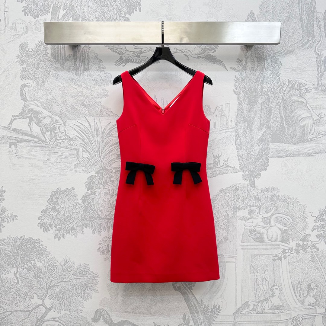 NO:437591,Valentin*2025 new product is available on the shelves of bow vest skirts with custom YB imported acetic acid material, smooth and comfortable, the whole voxel color uses cutting details to improve the exquisiteness, the back zipper slit design adjusts elasticity and makes it easier to put on and take off, the V-shaped neckline design adds a neat feeling, and adds a sense of styling. The front hips are decorated with symmetrical contrasting bows to show the brand tone exquisite charm, surface auxiliary materials development, sleeveless dress tailoring, date and party outfits high-end temperament, high-version 2 colors, valentino, skirts, alexander wang19860909Valentin*2025新品上架蝴蝶结背心裙定制YB进口醋酸材质 光泽垂顺舒适 通体素色利用裁剪细节提升精致度 后背拉链开衩设计调节松紧更方便穿脱 V字领口设计平添利落感 增添造型层次感 前胯处饰以对称撞色蝴蝶结装饰 彰显品牌调性 精致魅力 面辅料开发 无袖连衣裙剪裁 约会聚会穿搭高级气质 高版本2色,,valentino,skirts,alexander wang,Women's clothing