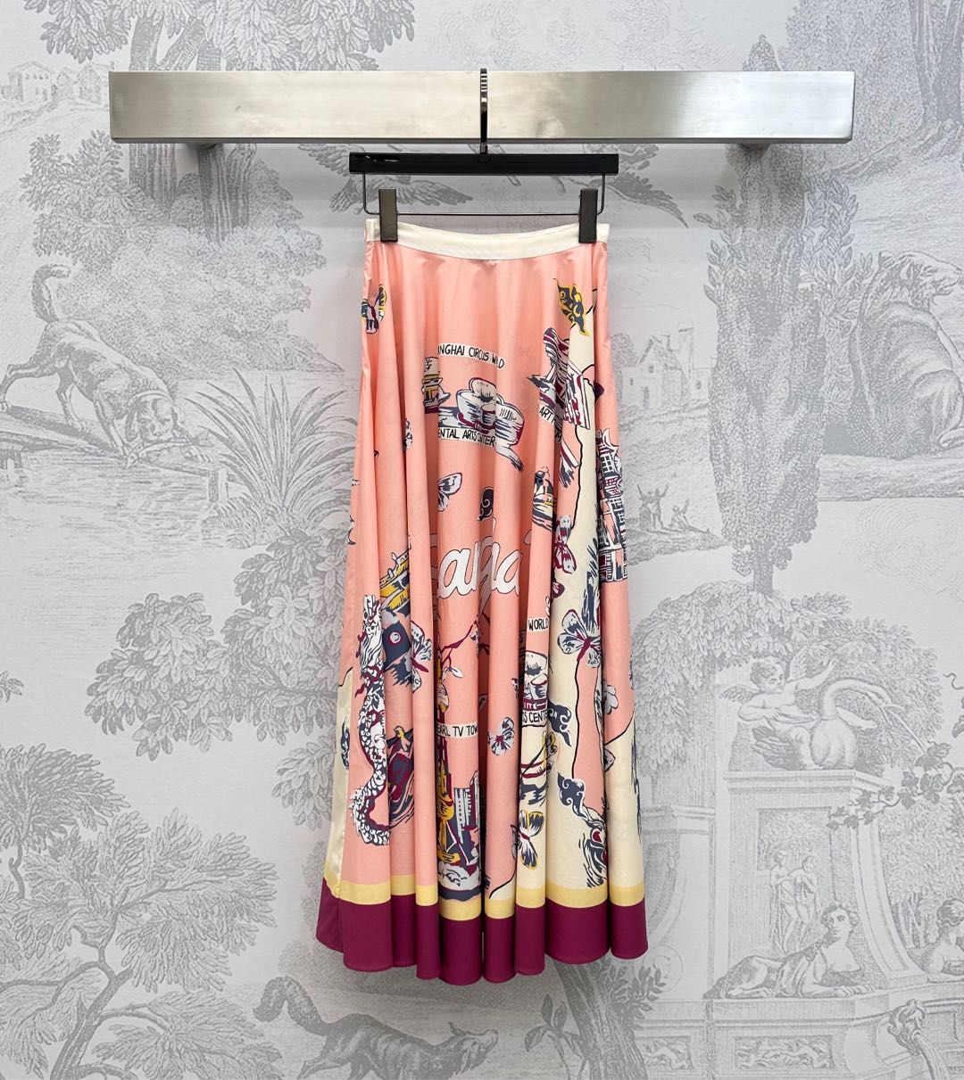 NO:437605,Dio*2025 new product is available for urban street view printed skirt custom YB imported twill cotton material, smooth and comfortable, full-print hand-painted urban street view letter logo elements, highlighting the brand tone, micro A-shaped pleated umbrella-shaped large swing design, adding layered look, the upper body is full of lazy style, echoing the refreshing vacation atmosphere of the hot summer, surface auxiliary material development, high-waist skirt tailoring, easy to control outfits during commuting and vacation, high-version 3 colors,,dior, skirts,alexander wang19860909Dio*2025新品上架城市街景印花半裙定制YB进口斜纹棉材质 垂顺舒适 通体满印手绘城市街景字母徽标元素 彰显品牌调性 微A字压褶伞状大摆设计 增添造型层次感 上身充满慵懒风情气息 呼应炎炎夏日的清爽度假气息 面辅料开发 高腰半身裙剪裁 通勤度假轻松驾驭穿搭  高版本3色,,dior,skirts,alexander wang,Women's clothing