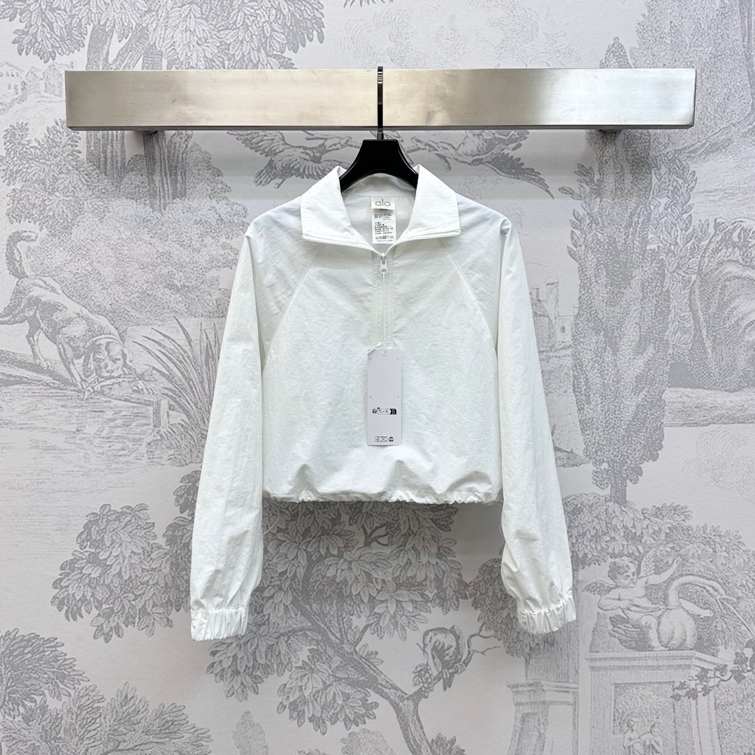 NO:437631,Alo*2025 new product is on the shelves of casual sunscreen tops customized YB imported nylon material, crisp, comfortable and stylish, use a half-pallet zipper to adjust the hem and adjust the drawstring design, modify the body shape and add a sense of styling. The single-sided sleeves are decorated with iconic letters and logos to highlight the brand tone. The upper body is simple and fashionable. The surface and accessories are developed. Short top style tailoring can be matched with the same series of shorts. The details are echoed up and down. The complete set is lazy and fashionable. You can also buy it separately. High-version 3 colors, shorts, alexander wang19860909alo*2025新品上架休闲防晒上衣定制YB进口尼龙材质 挺括舒适有型 沿用半开襟拉链调节下摆可调节抽绳设计 修饰勾勒身型 增添造型层次感 单侧袖子融入标志性字母徽标点缀装饰 彰显品牌调性 上身简约时尚 面辅料开发 短款上衣版型剪裁 可搭配同系列短裤 细节上下呼应 成套穿搭慵懒时髦 也可分开购入搭配  高版本3色,,shorts,alexander wang,Women's clothing