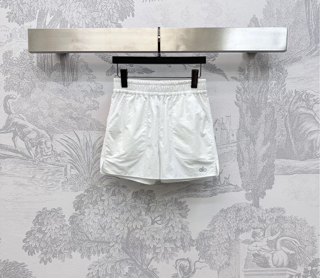 NO:437620,Alo*2025 new product is available for casual sun protection shorts customized YB imported sun protection material, comfortable and easy to wear, the hem is embellished with iconic letter logo decoration, highlighting the brand tone, the slit on the outside of the trouser legs is combined with elastic elastic waist design, adding layered styling, presenting a casual and fashionable feeling of workwear, surface accessories, high waist wide-leg shorts tailored, can be matched with jackets in the same series, the brand logo echoes the upper and lower, laying a fashionable positioning, complete set of upper body fashionable, high version 3 colors, shorts, jackets & coats, jackets & coats, alexander wang19860909alo*2025新品上架休闲防晒短裤定制YB进口防晒材质 舒适好穿 下摆点缀标志性字母徽标装饰 彰显品牌调性 裤腿外侧开衩处理配合松紧弹力腰头设计 增添造型层次感 呈现工装休闲时尚感 面辅料开发 高腰阔腿短裤剪裁 可搭配同系列夹克外套 品牌徽标上下呼应 奠定时髦潮流定位 成套上身时髦洋气  高版本3色,,shorts,jackets & coats,jackets & coats,alexander wang,Women's clothing