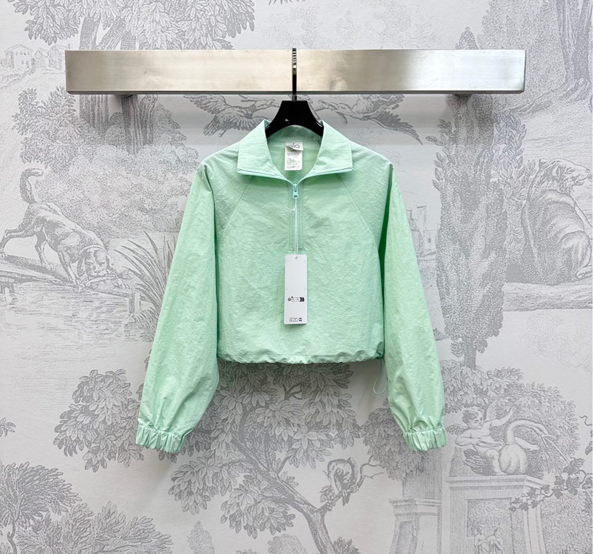 NO:437598,Alo*2025 new product is on the shelves of casual sunscreen tops customized YB imported nylon material, crisp, comfortable and stylish, use a half-pallet zipper to adjust the hem and adjust the drawstring design, modify the body shape and add a sense of styling. The single-sided sleeves are decorated with iconic letters and logos to highlight the brand tone. The upper body is simple and fashionable. The surface and accessories are developed. Short top style tailoring can be matched with the same series of shorts. The details are echoed up and down. The complete set is lazy and fashionable. You can also buy it separately. High-version 3 colors, shorts, alexander wang19860909alo*2025新品上架休闲防晒上衣定制YB进口尼龙材质 挺括舒适有型 沿用半开襟拉链调节下摆可调节抽绳设计 修饰勾勒身型 增添造型层次感 单侧袖子融入标志性字母徽标点缀装饰 彰显品牌调性 上身简约时尚 面辅料开发 短款上衣版型剪裁 可搭配同系列短裤 细节上下呼应 成套穿搭慵懒时髦 也可分开购入搭配  高版本3色,,shorts,alexander wang,Women's clothing