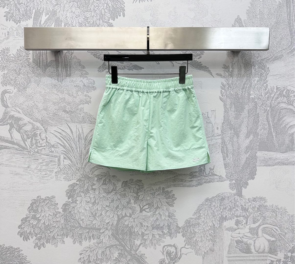 NO:437645,Alo*2025 new product is available for casual sun protection shorts customized YB imported sun protection material, comfortable and easy to wear, the hem is embellished with iconic letter logo decoration, highlighting the brand tone, the slit on the outside of the trouser legs is combined with elastic elastic waist design, adding layered styling, presenting a casual and fashionable feeling of workwear, surface accessories, high waist wide-leg shorts tailored, can be matched with jackets in the same series, the brand logo echoes the upper and lower, laying a fashionable positioning, complete set of upper body fashionable, high version 3 colors, shorts, jackets & coats, jackets & coats, alexander wang19860909alo*2025新品上架休闲防晒短裤定制YB进口防晒材质 舒适好穿 下摆点缀标志性字母徽标装饰 彰显品牌调性 裤腿外侧开衩处理配合松紧弹力腰头设计 增添造型层次感 呈现工装休闲时尚感 面辅料开发 高腰阔腿短裤剪裁 可搭配同系列夹克外套 品牌徽标上下呼应 奠定时髦潮流定位 成套上身时髦洋气  高版本3色,,shorts,jackets & coats,jackets & coats,alexander wang,Women's clothing