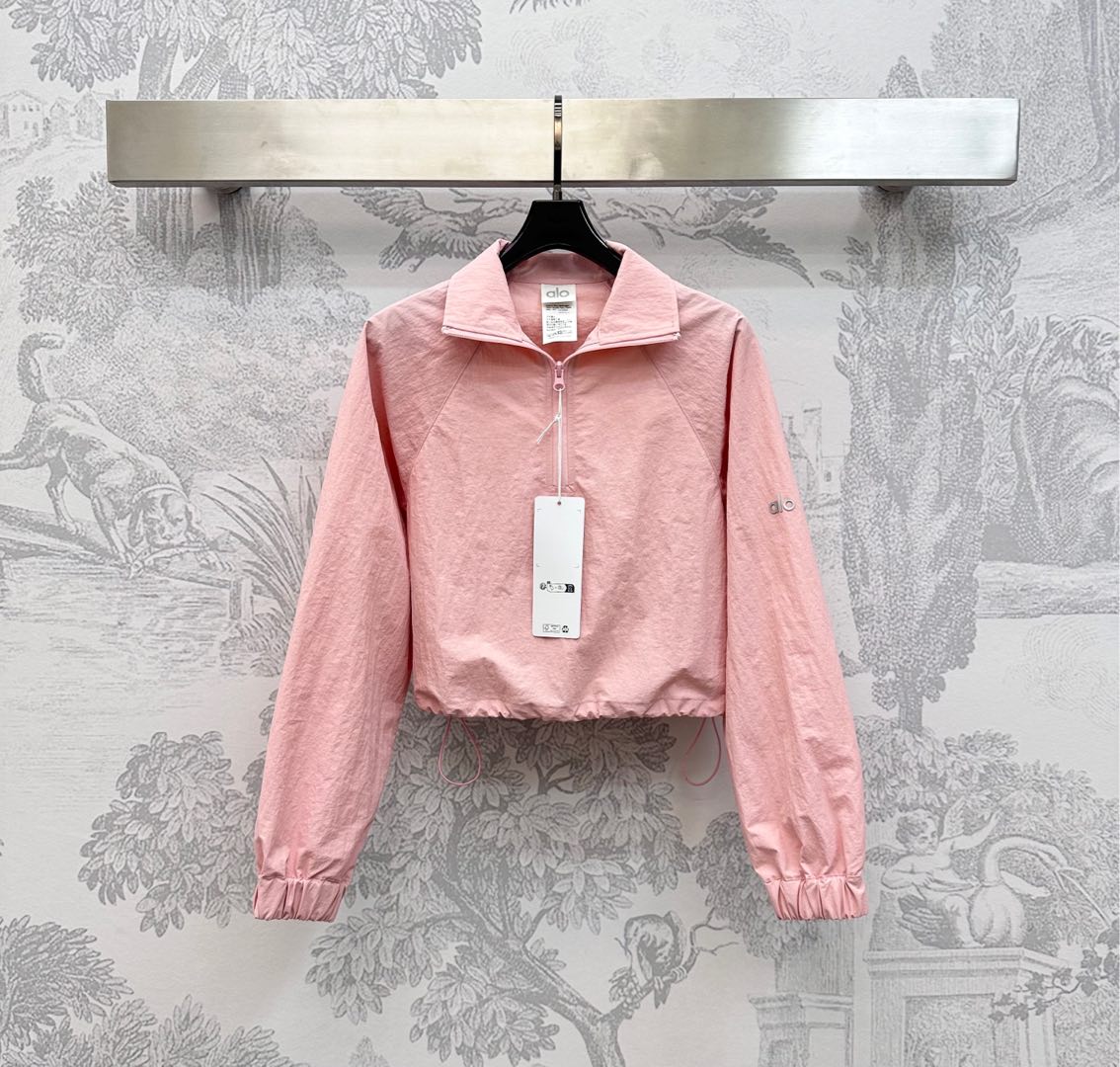 NO:437608,Alo*2025 new product is on the shelves of casual sunscreen tops customized YB imported nylon material, crisp, comfortable and stylish, use a half-pallet zipper to adjust the hem and adjust the drawstring design, modify the body shape and add a sense of styling. The single-sided sleeves are decorated with iconic letters and logos to highlight the brand tone. The upper body is simple and fashionable. The surface and accessories are developed. Short top style tailoring can be matched with the same series of shorts. The details are echoed up and down. The complete set is lazy and fashionable. You can also buy it separately. High-version 3 colors, shorts, alexander wang19860909alo*2025新品上架休闲防晒上衣定制YB进口尼龙材质 挺括舒适有型 沿用半开襟拉链调节下摆可调节抽绳设计 修饰勾勒身型 增添造型层次感 单侧袖子融入标志性字母徽标点缀装饰 彰显品牌调性 上身简约时尚 面辅料开发 短款上衣版型剪裁 可搭配同系列短裤 细节上下呼应 成套穿搭慵懒时髦 也可分开购入搭配  高版本3色,,shorts,alexander wang,Women's clothing