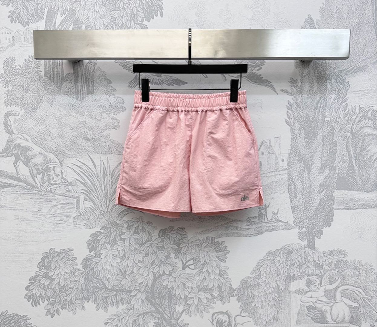 NO:437603,Alo*2025 new product is available for casual sun protection shorts customized YB imported sun protection material, comfortable and easy to wear, the hem is embellished with iconic letter logo decoration, highlighting the brand tone, the slit on the outside of the trouser legs is combined with elastic elastic waist design, adding layered styling, presenting a casual and fashionable feeling of workwear, surface accessories, high waist wide-leg shorts tailored, can be matched with jackets in the same series, the brand logo echoes the upper and lower, laying a fashionable positioning, complete set of upper body fashionable, high version 3 colors, shorts, jackets & coats, jackets & coats, alexander wang19860909alo*2025新品上架休闲防晒短裤定制YB进口防晒材质 舒适好穿 下摆点缀标志性字母徽标装饰 彰显品牌调性 裤腿外侧开衩处理配合松紧弹力腰头设计 增添造型层次感 呈现工装休闲时尚感 面辅料开发 高腰阔腿短裤剪裁 可搭配同系列夹克外套 品牌徽标上下呼应 奠定时髦潮流定位 成套上身时髦洋气  高版本3色,,shorts,jackets & coats,jackets & coats,alexander wang,Women's clothing