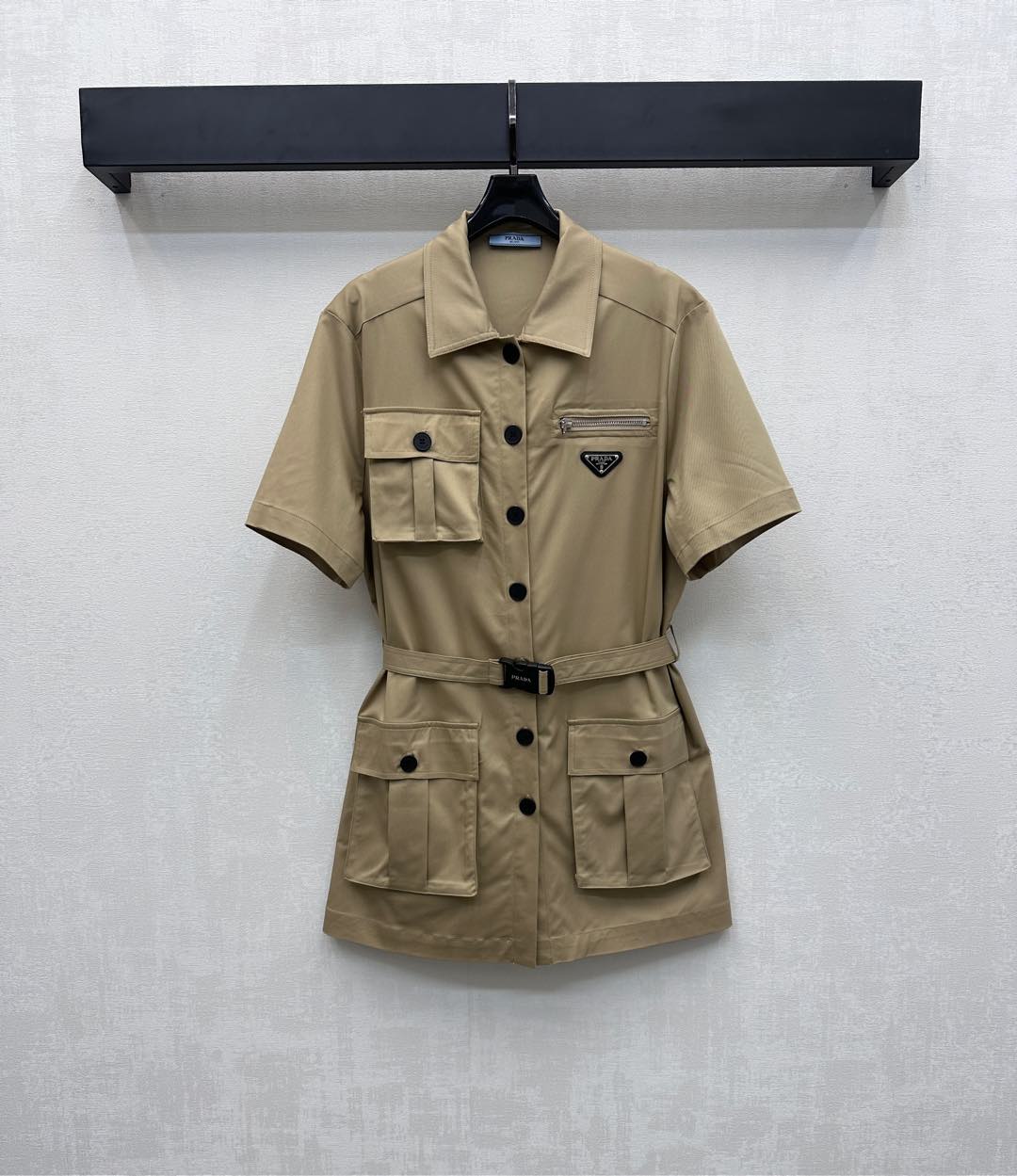 NO:438588,Prad*2025 new product is on the shelves of workwear belt dress, customized with YB imported twill cotton, breathable, comfortable and stylish, front closure button placket adjustment design, combined with multiple workwear pocket decoration, add layered sense of styling, the iconic triangle logo on the chest echoes the letters and buckle belt outlines the line proportions, highlights the brand tone, surface auxiliary material development, lapel short-sleeved dress tailoring, loose and inclusive, show fashionable and cool style, high-end versatile and fashionable items, high-end version,,prada, skirts, T-shirt, alexander wang19860909Prad*2025新品上架工装腰带连衣裙定制YB进口斜纹全棉材质 透气舒适有型 前襟纽扣开襟调节设计 配合多处工装口袋装饰 增添造型层次感 胸前标志性三角徽标呼应字母卡扣腰带勾勒线条比例 彰显品牌调性 面辅料开发 翻领短袖连衣裙剪裁 穿搭松弛包容 展现潮酷时尚风格 高阶百搭时髦单品  高版本,,prada,skirts,T-shirt,alexander wang,Women's clothing