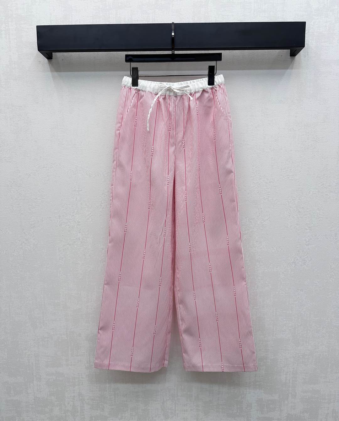 NO:438564,Gucc*2025 new product listing striped straight trousers customized YB imported twill cotton material breathable and comfortable white waist seal contrasting colors and vertical striped texture distributed throughout the body. Interspersed with iconic letter logos to highlight the brand tone. Waist drawstring adjustment design to add styling layering. Easy outline waist proportions. Face auxiliary materials development. Drawstring straight trousers cut. The upper body makes it look slim and long legs. The upper body is casually matched to reduce age and youth. High-end 2 colors, gucci, alexander wang19860909Gucc*2025新品上架条纹直筒长裤定制YB进口斜纹全棉材质 透气舒适 白色腰封撞色通体竖状分布的条纹肌理 穿插标志性字母徽标 彰显品牌调性 腰间抽绳系带调节设计 增添造型层次感 轻松勾勒腰身比例 面辅料开发 抽绳直筒长裤剪裁 上身显瘦显腿长 随意搭配上装穿搭减龄青春 高版本2色,,gucci,alexander wang,Women's clothing