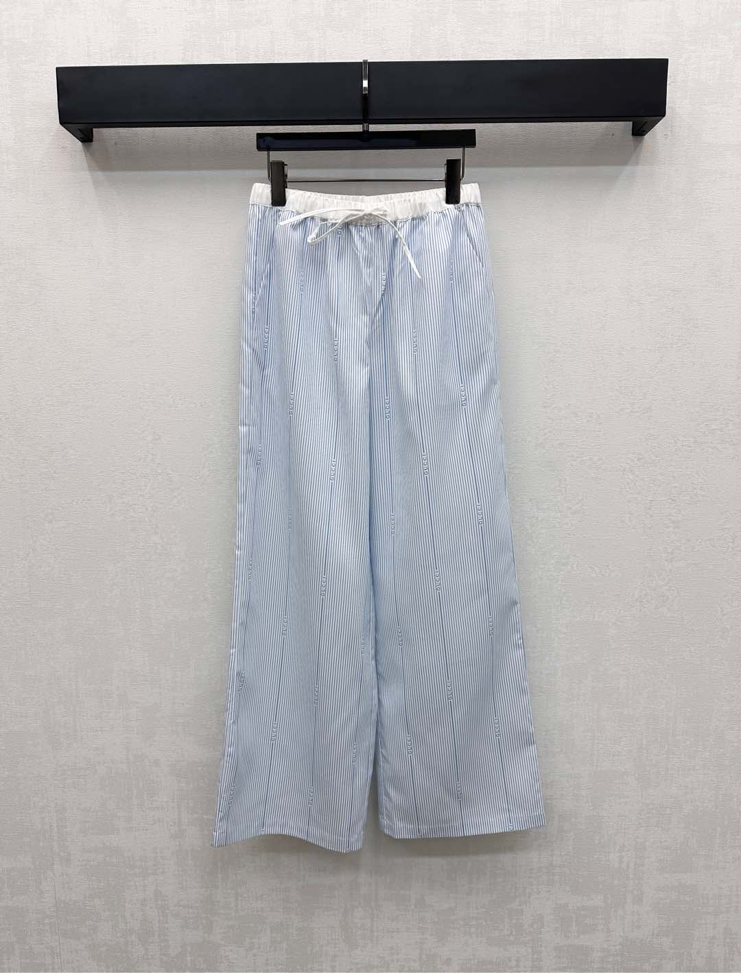 NO:438574,Gucc*2025 new product listing striped straight trousers customized YB imported twill cotton material breathable and comfortable white waist seal contrasting colors and vertical striped texture distributed throughout the body. Interspersed with iconic letter logos to highlight the brand tone. Waist drawstring adjustment design to add styling layering. Easy outline waist proportions. Face auxiliary materials development. Drawstring straight trousers cut. The upper body makes it look slim and long legs. The upper body is casually matched to reduce age and youth. High-end 2 colors, gucci, alexander wang19860909Gucc*2025新品上架条纹直筒长裤定制YB进口斜纹全棉材质 透气舒适 白色腰封撞色通体竖状分布的条纹肌理 穿插标志性字母徽标 彰显品牌调性 腰间抽绳系带调节设计 增添造型层次感 轻松勾勒腰身比例 面辅料开发 抽绳直筒长裤剪裁 上身显瘦显腿长 随意搭配上装穿搭减龄青春 高版本2色,,gucci,alexander wang,Women's clothing