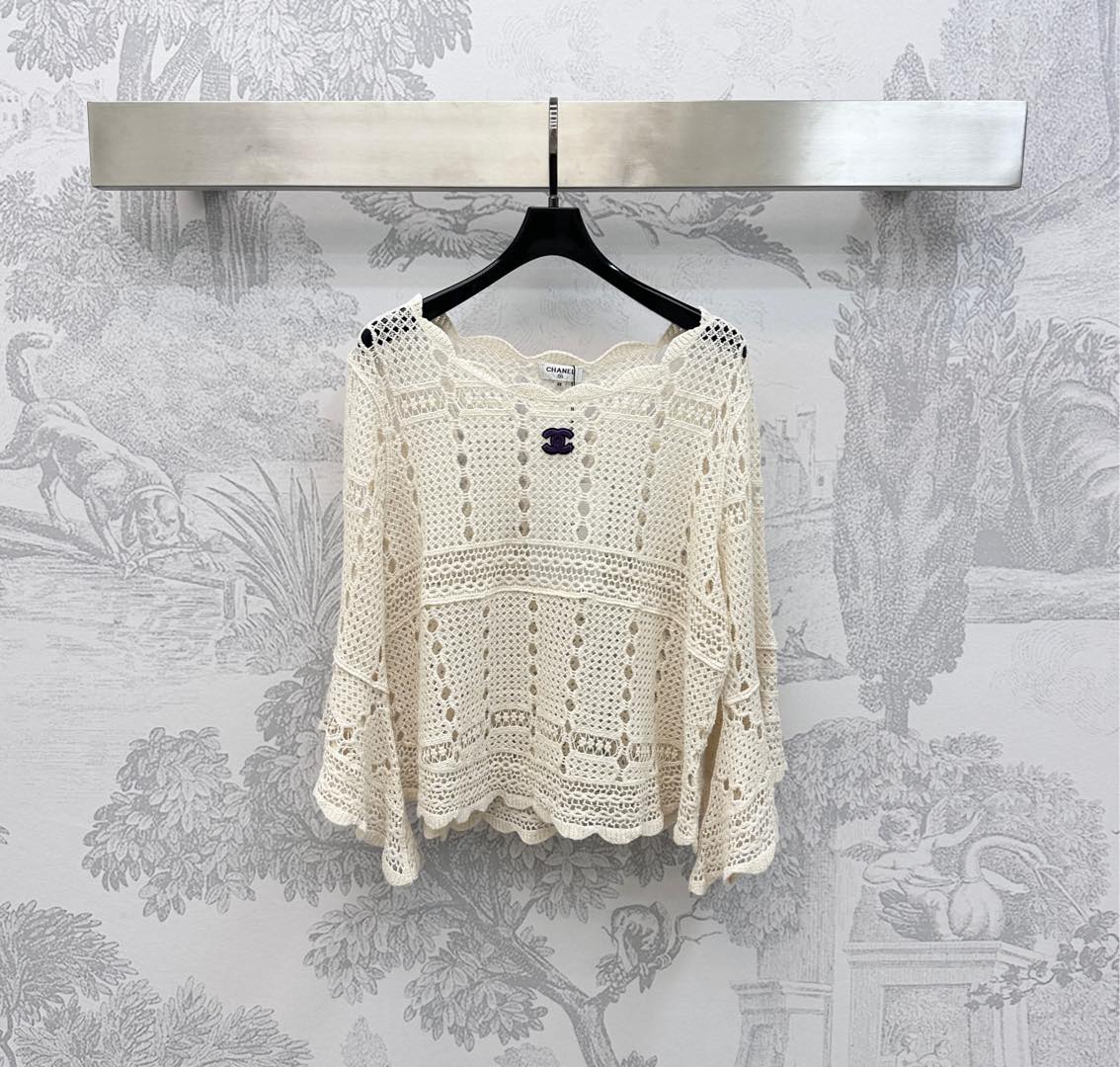 NO:439308,Chane*2025 new product is on the shelves of embroidered hollow knit sweater custom YB imported knitted material with high texture and loose outfit. The iconic double C logo is incorporated on the chest to highlight the brand tone. The whole body is accompanied by the hollow embroidered texture and interwoven horizontal and vertical design. With the wavy pattern edge treatment, it adds a sense of styling. The surface and auxiliary materials are developed. The knitted top style is cut. Daily commuting outfit is brilliant and fashionable. High-version 36 38 40, chanel, alexander wang19860909Chane*2025新品上架绣花镂空针织衫定制YB进口针织材质 质感高级 穿搭松弛 胸前融入标志性双C徽标点缀装饰 彰显品牌调性 通体沿用绣花镂空肌理交织出横竖交错设计 配合波浪花纹包边处理 增添造型层次感 面辅料开发 针织上衣版型剪裁 日常通勤穿搭出彩时髦  高版本36 38 40,,chanel,alexander wang,Women's clothing