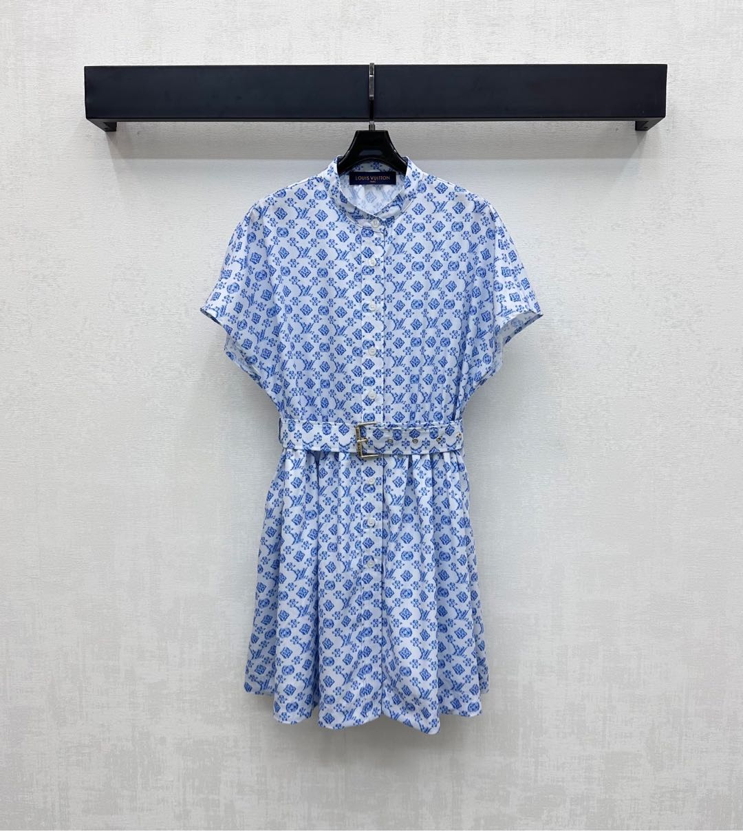 NO:439321,Louis Vuitto*2025 new product is available on the shelves of jacquard belt shirt skirt custom YB imported jacquard cotton material comfortable and delicate. Use button adjustments to match the fabric perforated belt design to add layered shapes and highlight the waist and hip lines. Easy to divide the proportional advantages of the upper short and lower length. Full-printed four-leaf clover elements letter jacquard elements to highlight the brand tone. Face and auxiliary materials development. Waist-closing dress tailoring. The upper body is full of fashion and elegant atmosphere. Commuting and vacations are easy to wear to create a fashionable and stylish feeling. High-version,,louis vuitton, skirts,alexander wang19860909Louis Vuitto*2025新品上架提花腰带衬衣裙定制YB进口提花全棉材质 舒适细腻 沿用纽扣调节配合本布穿孔腰带设计 增添造型层次感 更凸显腰胯线条 轻松划分上短下长的比例优势 通体满印四叶草元素字母提花元素 彰显品牌调性 面辅料开发 收腰连衣裙剪裁 上身充满时尚优雅气息 通勤度假轻松穿搭出洋气感  高版本,,louis vuitton,skirts,alexander wang,Women's clothing