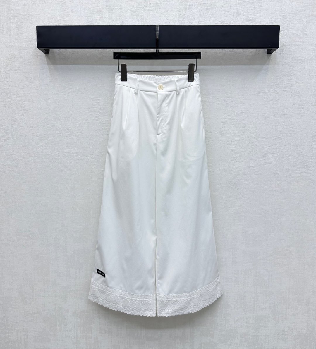 NO:439335,Miumi*2025 new product is on the shelves of spliced ​​straight trousers customized YB imported cotton trousers material, glossy and smooth, high-quality appearance, folded edges of trousers, water-soluble lace design, add layering of styling, iconic letter logo embellishes the sides, highlighting the brand tone, surface auxiliary material development, high waist buckle trousers tailoring, wide-leg straight-fit outfit tolerate body shape, fashionable and relaxed commuting date outfits, high-version, miumiu, alexander wang19860909Miumi*2025新品上架拼接直筒长裤定制YB进口全棉西裤材质 光泽垂顺 品相高级 裤腿折边拼接水溶蕾丝花边设计 增添造型层次感 标志性字母徽标点缀侧边 彰显品牌调性 面辅料开发 高腰系扣长裤剪裁 阔腿直筒版型穿搭包容不挑身材 通勤约会穿搭时髦松弛 高版本,,miumiu,alexander wang,Women's clothing