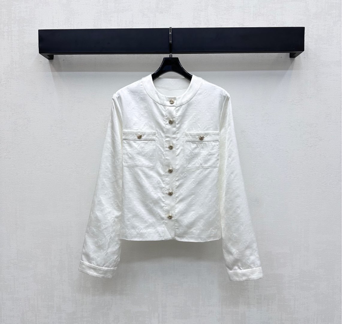NO:440034,Chane*2025 new product is on the shelves of the jacquard round neck shirt jacket customized YB imported silk cotton jacquard material, shiny and stylish, the whole body is full of the signature double C letter jacquard elements, highlighting the brand tone, use open-clad buttons to adjust and facilitate putting on and off, and with symmetrical pocket style design, add layered look, facial accessories development, front shoulder round neck shirt jacket tailoring, daily commuting outfit is simple and advanced, high-end version 36 38 40,,chanel, jackets & coats,alexander wang19860909Chane*2025新品上架提花圆领衬衣外套定制YB进口丝棉提花材质 光泽挺括有型 通体满印标志性双C字母提花元素 彰显品牌调性 沿用开襟纽扣调节方便穿脱 配合对称口袋版型设计 增添造型层次感 面辅料开发 正肩圆领衬衣外套剪裁 日常通勤穿搭简约高级   高版本36 38 40,,chanel,jackets & coats,alexander wang,Women's clothing