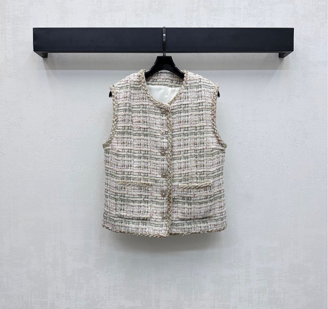 NO:440047,Chane*2025 new product is on the shelves of coarse-spoke dress vest custom YB imported fine imitation wool material, obvious texture, thick striped wool fabric creates a famous style model, single-row heavy-duty printed round button adjustment design, highlighting the brand tone, exquisite braided texture interspersed irregular colored thread, combined with the decoration of the whole edge braided straps to add layering of the shape, symmetrical and exquisite pocket embellishment, rich visual effects, development of surface accessories, round neck button vest tailoring, fashionable and exquisite outfits, high-version 36 38 40,,chanel,alexander wang19860909Chane*2025新品上架粗纺洋装马甲定制YB进口精仿羊毛呢材质 肌理明显 粗花条纹毛呢面料打造名媛风典范 前襟单排重工印刻圆扣调节设计 彰显品牌调性 精致编织纹理穿插不规则彩色织线 配合通体边缘麻花辫捆条装饰 增添造型层次感 对称精致口袋点缀 丰富视觉效果 面辅料开发 圆领纽扣马甲剪裁 时髦精穿搭首选  高版本36 38 40,,chanel,alexander wang,Women's clothing