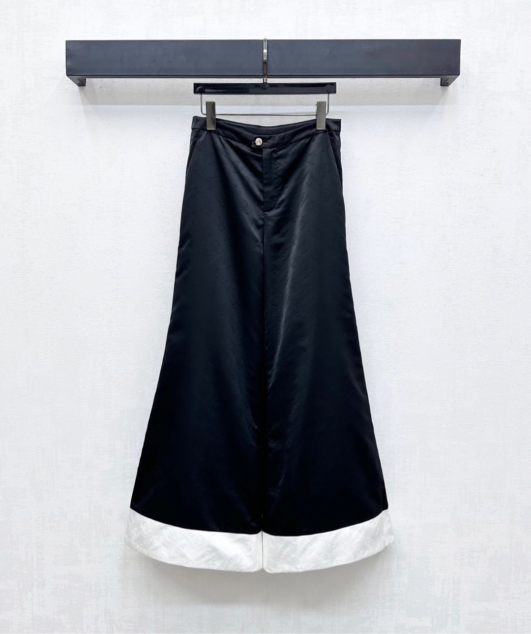 NO:440028,Chane*2025 new product is available on the shelves of Jacquard Wide-leg bell-bottom trousers Customized YB imported silk cotton jacquard material, shiny and stylish, full-printed iconic dark pattern double C letter jacquard elements, highlighting the brand tone, the trouser legs are used to contrast colored edge design, and the leg lines are modified with a micro-flare outstretched trousers to add a sense of styling. The surface and auxiliary materials are developed. High-waist wide-leg bell-bottom trousers tailored. Daily commuting outfit is simple and advanced. High-version 36 38 40,,chanel,alexander wang19860909Chane*2025新品上架提花阔腿喇叭裤定制YB进口丝棉提花材质 光泽挺括有型 通体满印标志性暗纹双C字母提花元素 彰显品牌调性 裤腿沿用撞色包边设计 配合微喇外扩裤型修饰腿部线条 增添造型层次感 面辅料开发 高腰阔腿喇叭长裤剪裁 日常通勤穿搭简约高级  高版本36 38 40,,chanel,alexander wang,Women's clothing