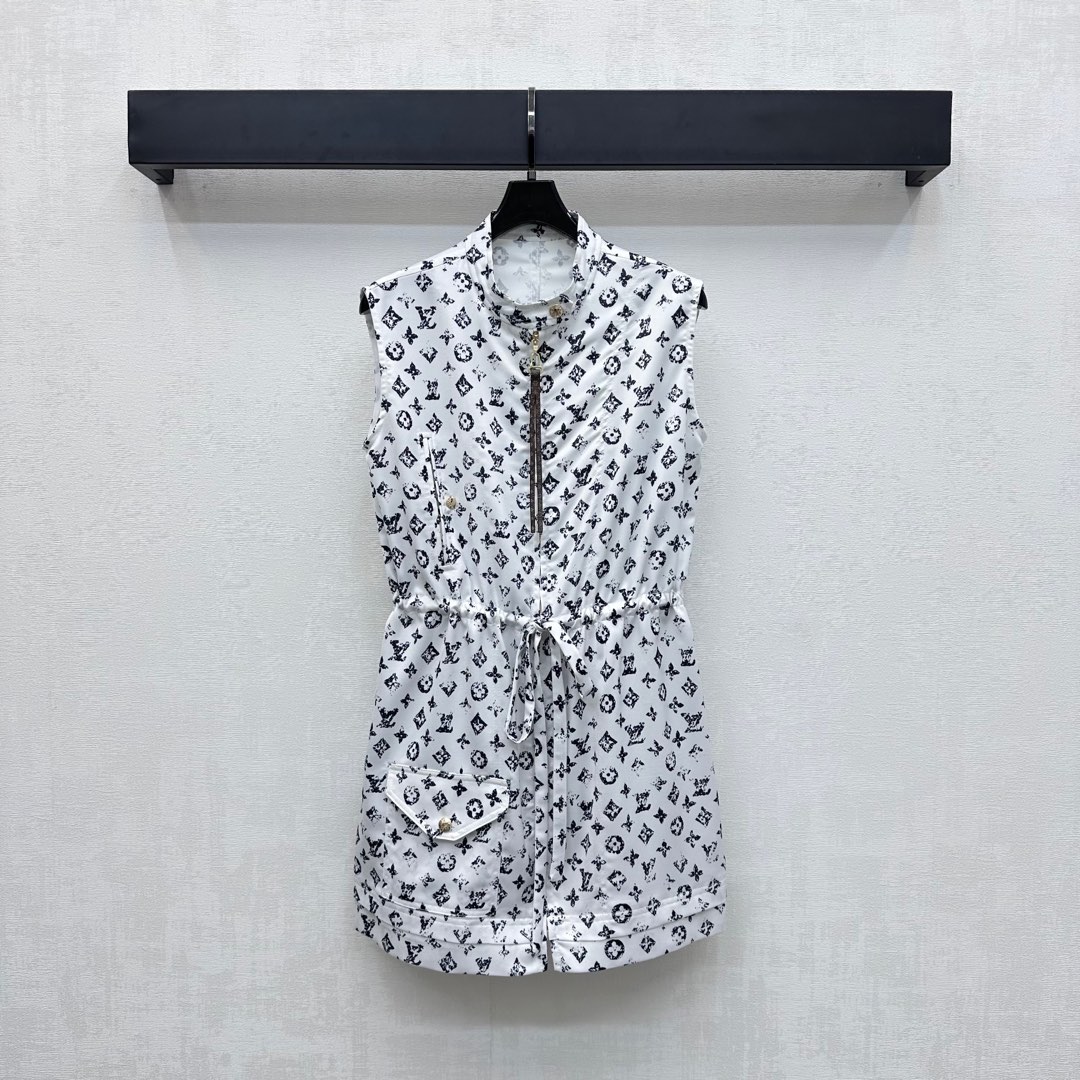 NO:440056,Louis Vuitto*2025 new product stand-alone printed vest skirt custom YB imported twill material breathable and comfortable and stylish. The whole body is full of iconic four-leaf clover elements and letter logo patterns to highlight the brand tone. Literary and elegant. Adjust the zipper with open-clad leather zipper. Combined with the waist fabric perforated drawstring waist design. Modify outline the body shape and add layering to the styling. Facial and auxiliary materials development. Vest dress tailoring. Commuting and vacation outfit is simple and atmospheric. Outstanding and fashionable. High-version 2 colors,,louis vuitton, skirts,alexander wang19860909Louis Vuitto*2025新品上架立领印花背心裙定制YB进口斜纹绸材质 透气舒适有型 通体满印标志性四叶草元素和字母徽标图案 彰显品牌调性 文艺优雅 沿用开襟皮条拉链调节 配合腰间本布穿孔抽绳收腰设计 修饰勾勒身型 增添造型层次感 面辅料开发 马甲连衣裙剪裁 通勤度假穿搭简约大气 出彩时髦 高版本2色,,louis vuitton,skirts,alexander wang,Women's clothing