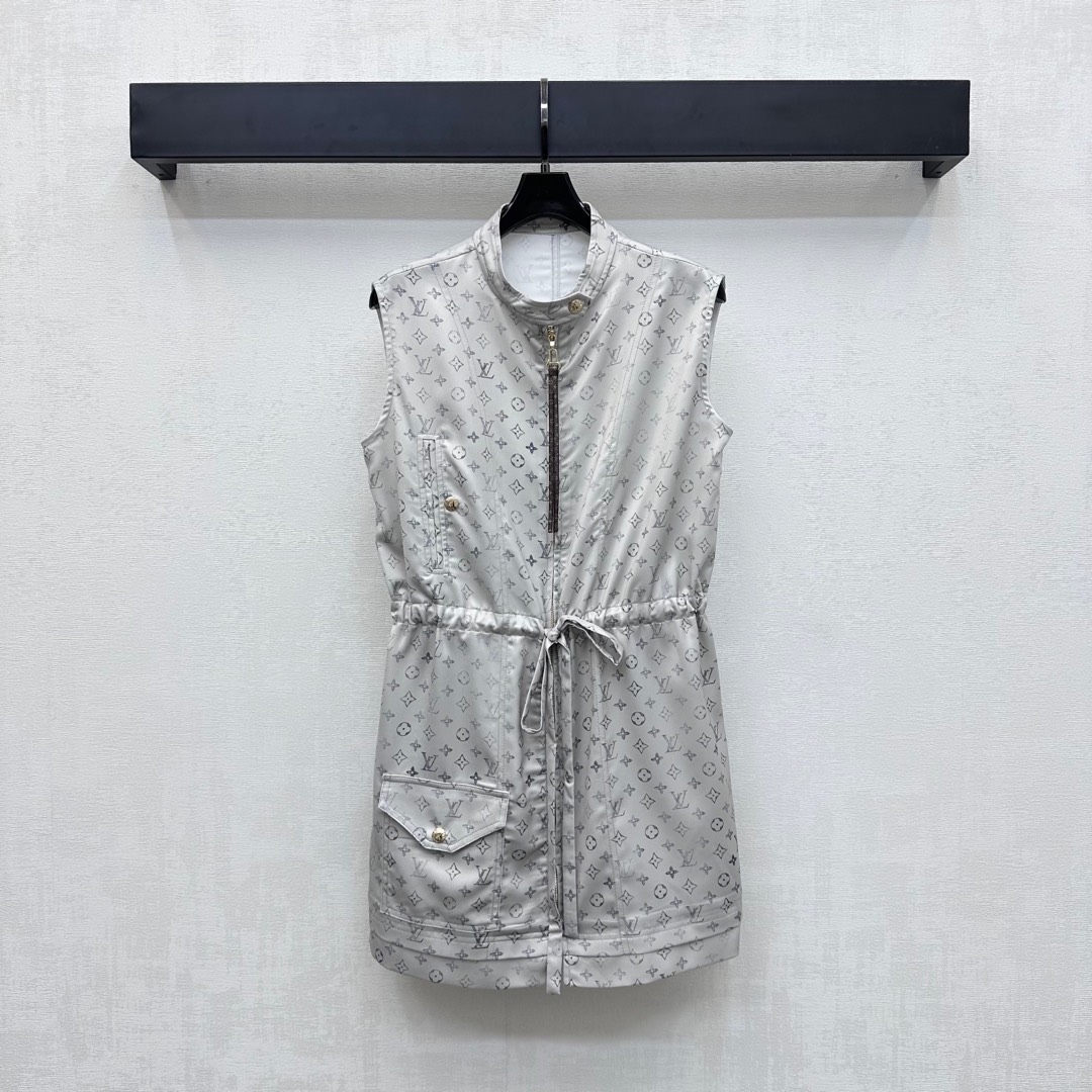 NO:440071,Louis Vuitto*2025 new product stand-alone printed vest skirt custom YB imported twill material breathable and comfortable and stylish. The whole body is full of iconic four-leaf clover elements and letter logo patterns to highlight the brand tone. Literary and elegant. Adjust the zipper with open-clad leather zipper. Combined with the waist fabric perforated drawstring waist design. Modify outline the body shape and add layering to the styling. Facial and auxiliary materials development. Vest dress tailoring. Commuting and vacation outfit is simple and atmospheric. Outstanding and fashionable. High-version 2 colors,,louis vuitton, skirts,alexander wang19860909Louis Vuitto*2025新品上架立领印花背心裙定制YB进口斜纹绸材质 透气舒适有型 通体满印标志性四叶草元素和字母徽标图案 彰显品牌调性 文艺优雅 沿用开襟皮条拉链调节 配合腰间本布穿孔抽绳收腰设计 修饰勾勒身型 增添造型层次感 面辅料开发 马甲连衣裙剪裁 通勤度假穿搭简约大气 出彩时髦 高版本2色,,louis vuitton,skirts,alexander wang,Women's clothing