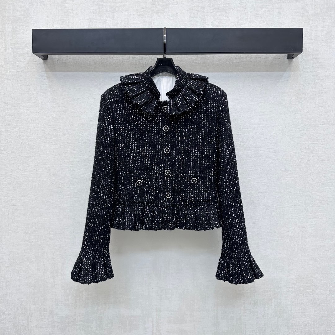 NO:441052,Chane*2025 new product is on the shelves of the black fungus lace dress jacket customized YB imported coarse wool woolen material. The texture is obvious and the appearance is full. The whole body is pure black base with beads and silver silk yarn interwoven to show the brand tone. The shoulder pads are in line with the human body. The collar cuffs are designed with fish tail fungus lace. The decoration is combined with symmetrical pockets and rhinestone cloaks to adjust the decoration to add a sense of styling. The surface auxiliary materials are developed. The lapel dress jacket is cut. It can be matched with the same series of skirts. The set is high-end and noble. High-end version 36 38 40,,chanel, skirts, jackets & coats,alexander wang19860909Chane*2025新品上架木耳花边洋装外套定制YB进口粗纺羊毛呢材质 肌理明显 品相十足 通体纯黑打底配合珠片银丝纱线交织 彰显品牌调性 正肩垫肩版型贴合人体 领边袖口衣摆沿用鱼尾木耳花边设计 配合对称式口袋搭配水钻襟扣调节装饰 增添造型层次感 面辅料开发 花边翻领洋装外套剪裁 可搭配同系列半裙 成套穿搭高级贵气  高版本36 38 40,,chanel,skirts,jackets & coats,alexander wang,Women's clothing