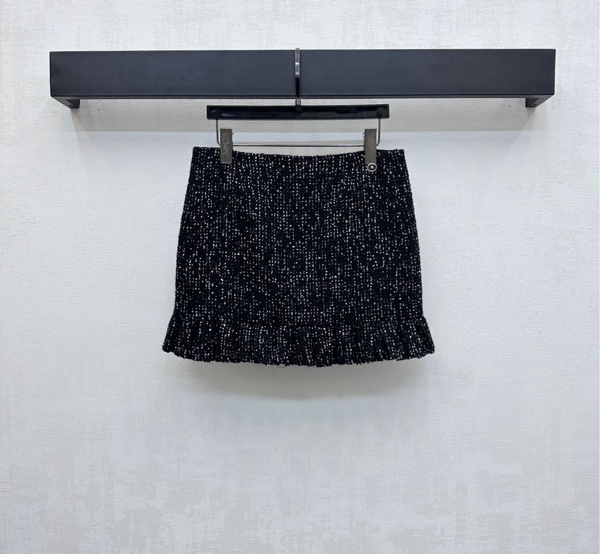 NO:441048,Chane*2025 new product is available on the shelves of black fungus lace dress skirts Customized YB imported coarse wool woolen material, obvious texture, rough striped wool woolen fabric creates a famous style model, full quality, pure black base and beaded silver silk yarn interwoven to highlight the brand tone, fish tail fungus lace skirt design, add layered shape, facial auxiliary material development, lace straight skirt tailoring, can be matched with the same series of jackets, complete sets of high-end and noble, high-end version 36 38 40,,chanel, skirts, jackets & coats,alexander wang19860909Chane*2025新品上架木耳花边洋装半裙定制YB进口粗纺羊毛呢材质 肌理明显 粗花条纹毛呢面料打造名媛风典范 品相十足 通体纯黑打底配合珠片银丝纱线交织 彰显品牌调性 鱼尾木耳花边裙摆设计 增添造型层次感 面辅料开发 花边直筒半裙剪裁 可搭配同系列外套 成套穿搭高级贵气  高版本36 38 40,,chanel,skirts,jackets & coats,alexander wang,Women's clothing