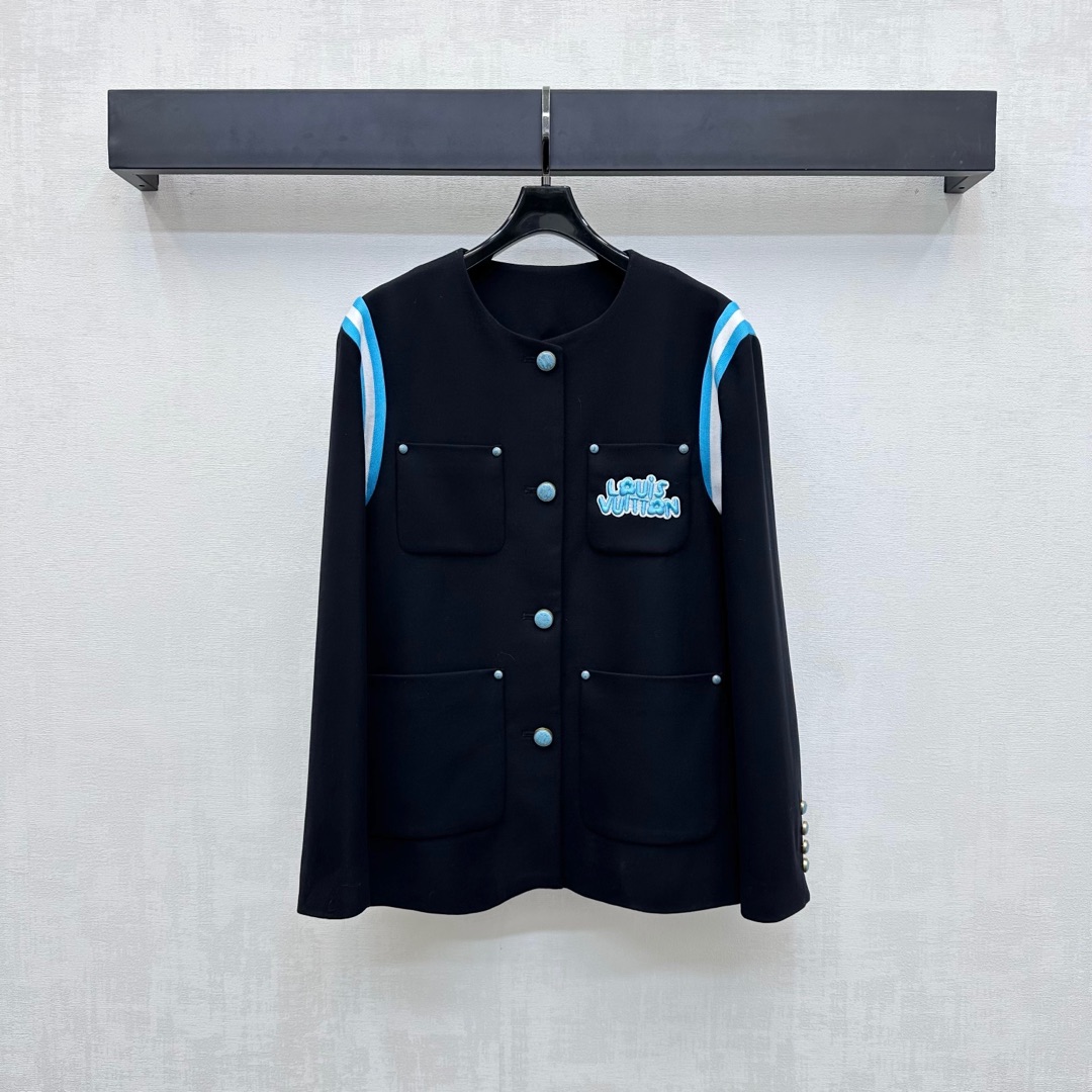 NO:441793,Louis Vuitto*2025 new product is available on the shelves of the pocket contrasting suit jacket custom YB imported cotton material, crisp and stylish, shoulder line decoration outlines with blue thread, matching the button adjustment design of the same color throughout the body, adding layered styling, pocket embroidered letter logo on the chest echoes each other, highlighting the brand tone, surface auxiliary material development, round neck suit jacket tailoring, lined with presbyopia texture, commuting casual outfit high-end 2 colors,,louis vuitton, jackets & coats, business suit, alexander wang19860909Louis Vuitto*2025新品上架口袋撞色西装外套定制YB进口人棉材质 挺括有型 肩线饰以蓝色螺纹勾勒轮廓 配合通体同色系钮扣调节设计 增添造型层次感 胸前口袋刺绣花体字母徽标与后背相互呼应 彰显品牌调性 面辅料开发 圆领西装外套剪裁 内衬满印老花质感十足 通勤休闲穿搭高级时髦 高版本2色,,louis vuitton,jackets & coats,business suit,alexander wang,Women's clothing