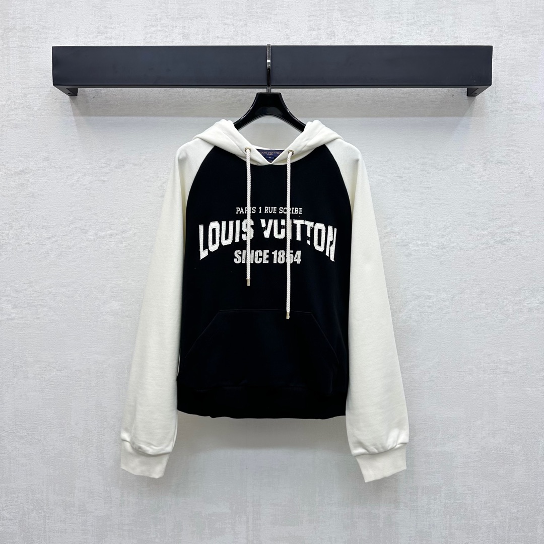 NO:441781,Louis Vuitto*2025 new product is available on the shelves of hooded rag-on embroidered sweatshirt custom YB imported twill cotton material breathable and comfortable, full texture. Use black and white color combination to create rag-on effect. Match the design of large pockets with pockets to add layering of styling. Youthful and beautiful high atmosphere is doubled. The chest is decorated with craftsmanship embroidery to outline the brand logo, highlighting the brand tone. Thread tightening and edge-covering and drawstring adjustment, full of free style. Face and auxiliary materials development Hooded sweatshirt tailoring highlights fashion style. Single wear inner wear is brilliant and fashionable. Series development High version,,louis vuitton,hoodie,sweatshirts,hats,alexander wang19860909Louis Vuitto*2025新品上架连帽插肩绣花卫衣定制YB进口斜纹全棉材质 透气舒适 质感十足 沿用黑白拼色打造插肩效果 搭配插兜大口袋设计 增添造型层次感 青春美高气息倍增 胸前饰以工艺绣花效果勾勒出品牌徽标字样 彰显品牌调性 螺纹收紧包边配合抽绳调节 充满自由风情 面辅料开发 连帽卫衣剪裁 凸显时尚格调 单穿内搭都出彩时髦 系列开发  高版本,,louis vuitton,hoodie,sweatshirts,hats,alexander wang,Women's clothing