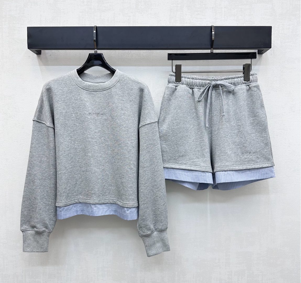 NO:441087,Gucc*2025 new product launches round neck spliced ​​sweatshirt shorts set custom YB imported native cotton material breathable and comfortable and stylish. Shoulder drop-back silhouette sweatshirt style. The neck cuff threaded edge-covered details are used. The blue and white striped shirt fabric is spliced ​​with the hem to add layering to form a layered visual effect to create a delicate and coordinated atmosphere. The chest is embroidered with the logo embroidered with logo embellishment to highlight the brand tone. The surface and auxiliary materials are developed. The round neck long-sleeved sweatshirts are matched with the same series of elastic waist shorts. The logo is spliced ​​up and down. The daily commuter set is casual and fashionable. High-end version, gucci, hoodie, sweatshirts, shorts, shirts, alexander wang19860909Gucc*2025新品上架圆领拼接卫衣短裤套装定制YB进口原生全棉材质 透气舒适有型 落肩套头廓形卫衣版型 沿用领口袖口螺纹包边细节设计 配合下摆拼接蓝白条纹衬衫面料 增添造型层次感 形成叠穿视觉效果 营造出精致协调的氛围感 胸前点缀标志性字母刺绣徽标装饰 彰显品牌调性 面辅料开发 圆领长袖卫衣搭配同系列弹力腰短裤 徽标拼接处理上下呼应 日常通勤成套穿搭休闲时髦  高版本,,gucci,hoodie,sweatshirts,shorts,shirts,alexander wang,Women's clothing