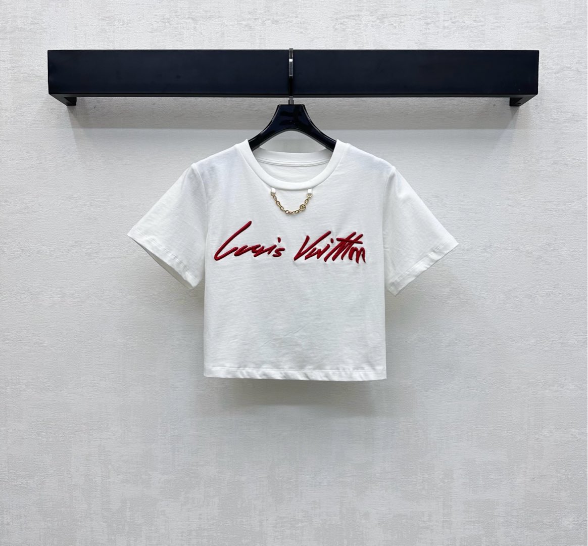 NO:441768,Louis Vuitto*2025 new product is available for short embroidered letter chain custom YB imported native cotton material breathable and comfortable, full texture The neckline is decorated with metal letter chain design to add layered shape The chest is embellished with iconic embroidered letter logo decoration to highlight the brand tone The flower style is casual and free The surface auxiliary material development Round neck short T-shirt tailoring Single wear and inner wear is brilliant and fashionable High-version 2 colors,,louis vuitton,tees, t-shirt,alexander wang19860909Louis Vuitto*2025新品上架短款刺绣字母链条定制YB进口原生全棉材质 透气舒适 质感十足 领口饰以金属字母链条设计 增添造型层次感 胸前点缀标志性刺绣字母徽标装饰 彰显品牌调性 花体风格随性自由 面辅料开发 圆领短款T恤剪裁 单穿内搭出彩时髦  高版本2色,,louis vuitton,tees，t-shirt,alexander wang,Women's clothing