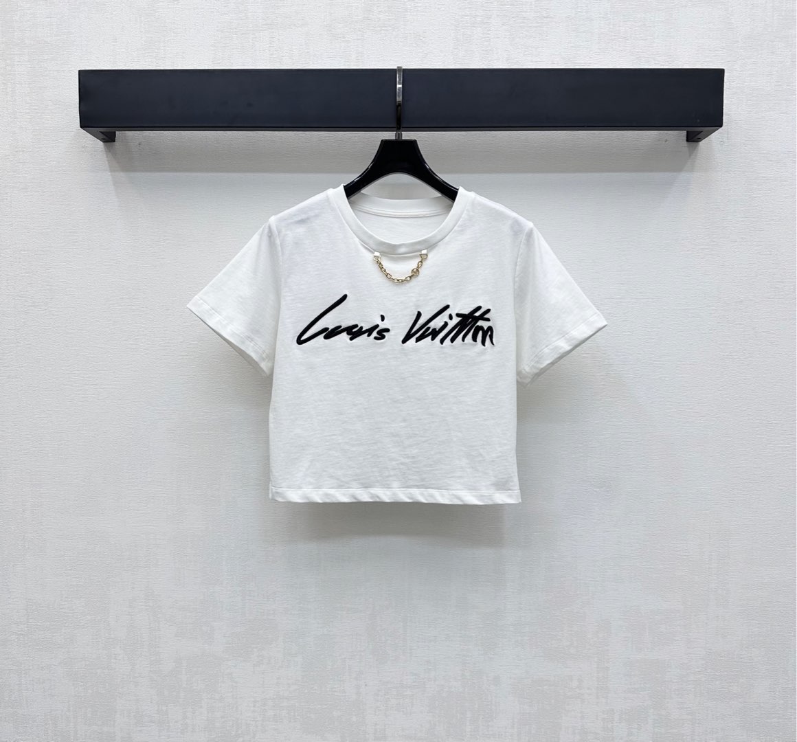 NO:441754,Louis Vuitto*2025 new product is available for short embroidered letter chain custom YB imported native cotton material breathable and comfortable, full texture The neckline is decorated with metal letter chain design to add layered shape The chest is embellished with iconic embroidered letter logo decoration to highlight the brand tone The flower style is casual and free The surface auxiliary material development Round neck short T-shirt tailoring Single wear and inner wear is brilliant and fashionable High-version 2 colors,,louis vuitton,tees, t-shirt,alexander wang19860909Louis Vuitto*2025新品上架短款刺绣字母链条定制YB进口原生全棉材质 透气舒适 质感十足 领口饰以金属字母链条设计 增添造型层次感 胸前点缀标志性刺绣字母徽标装饰 彰显品牌调性 花体风格随性自由 面辅料开发 圆领短款T恤剪裁 单穿内搭出彩时髦  高版本2色,,louis vuitton,tees，t-shirt,alexander wang,Women's clothing