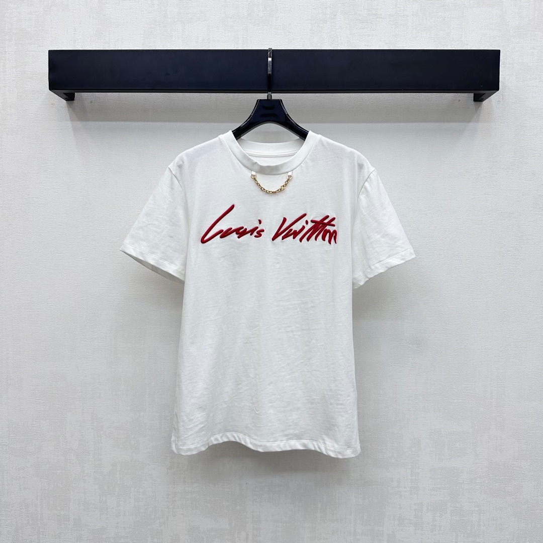 NO:441117,Louis Vuitto*2025 new product is available on the shelves of round neck embroidered letter chain custom YB imported native cotton material breathable and comfortable, full texture The neckline is decorated with metal letter chain design to add layering of shapes The chest is embroidered with iconic embroidered letter logo decoration to highlight the brand tone The flower style is casual and free The surface auxiliary material development Regular short-sleeved T-shirt tailoring Single wear and stylish inner wear High-version 2 colors,,louis vuitton, T-shirt,tees, t-shirt,alexander wang19860909Louis Vuitto*2025新品上架圆领刺绣字母链条定制YB进口原生全棉材质 透气舒适 质感十足 领口饰以金属字母链条设计 增添造型层次感 胸前点缀标志性刺绣字母徽标装饰 彰显品牌调性 花体风格随性自由 面辅料开发 常规短袖T恤剪裁 单穿内搭出彩时髦  高版本2色,,louis vuitton,T-shirt,tees，t-shirt,alexander wang,Women's clothing