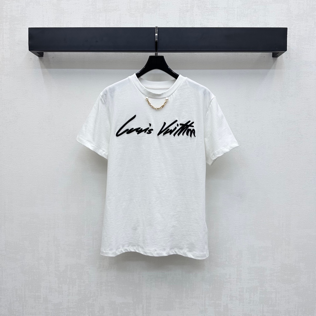 NO:441745,Louis Vuitto*2025 new product is available on the shelves of round neck embroidered letter chain custom YB imported native cotton material breathable and comfortable, full texture The neckline is decorated with metal letter chain design to add layering of shapes The chest is embroidered with iconic embroidered letter logo decoration to highlight the brand tone The flower style is casual and free The surface auxiliary material development Round neck short-sleeved T-shirt tailoring Single wear inner wear is brilliant and fashionable High version 2 colors,,louis vuitton, T-shirt,tees, t-shirt,alexander wang19860909Louis Vuitto*2025新品上架圆领刺绣字母链条定制YB进口原生全棉材质 透气舒适 质感十足 领口饰以金属字母链条设计 增添造型层次感 胸前点缀标志性刺绣字母徽标装饰 彰显品牌调性 花体风格随性自由 面辅料开发 圆领短袖T恤剪裁 单穿内搭出彩时髦  高版本2色,,louis vuitton,T-shirt,tees，t-shirt,alexander wang,Women's clothing