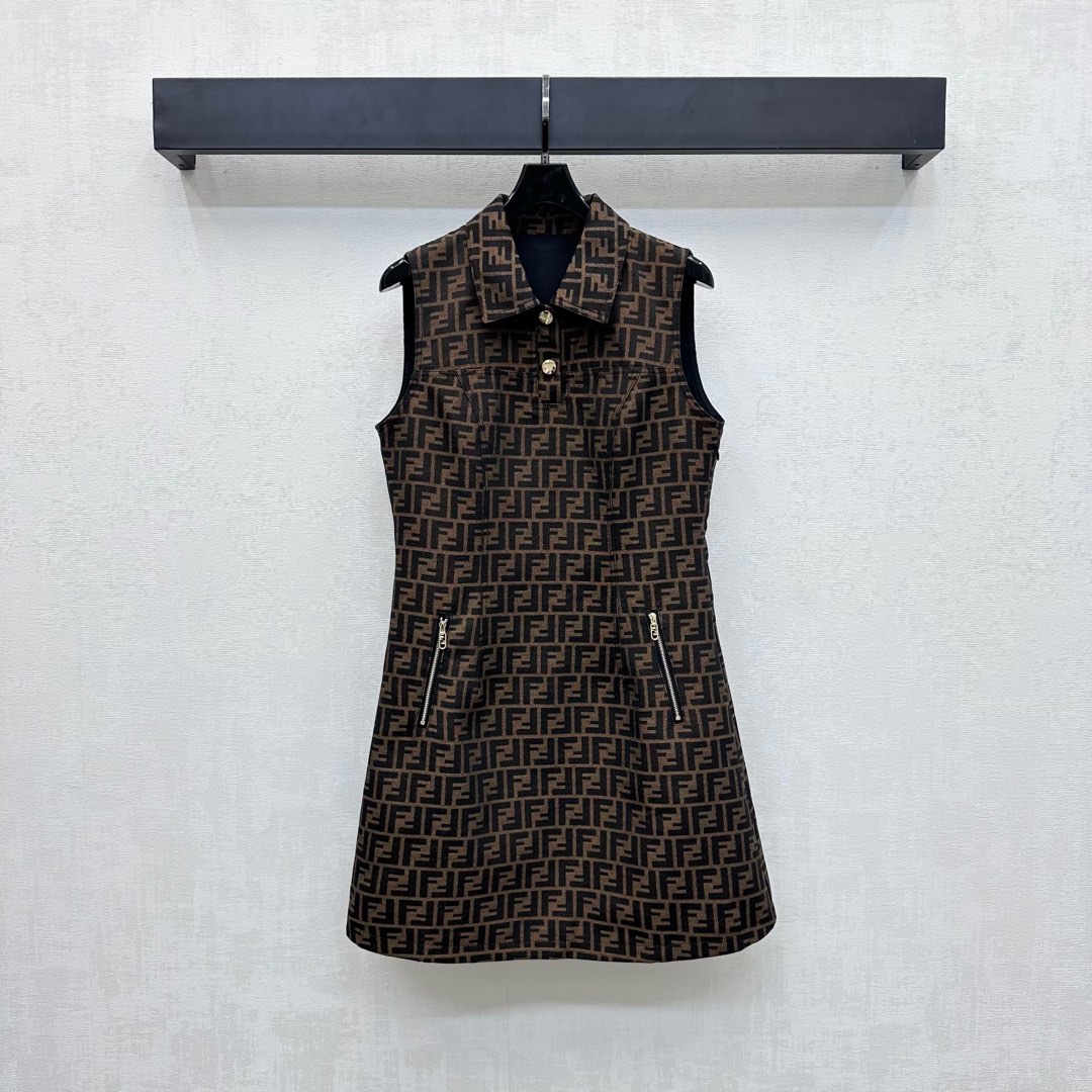NO:441875,Fend*2025 new product is on the shelves of the jacquard lapel vest skirt. Customized YB imported jacquard material. High-quality texture. Fully-quality. The whole body is iconic double F full-print jacquard elements. Shows the brand tone. Half-paced button adjustment and symmetrical zipper pocket design. Adds a sense of styling. Developed with auxiliary materials. Sleeveless dress tailoring. Perfect interpretation of casual and noble feeling. Fashionable and fashionable. The best choice for daily wear. Series development. High-end version, fendi, skirts, alexander wang.19860909Fend*2025新品上架提花翻领背心裙定制YB进口提花材质 质感高级 品相十足 通体标志性双F满印提花元素 彰显品牌调性 半开襟纽扣调节配合对称拉链口袋设计 增添造型层次感 面辅料开发 无袖连衣裙剪裁 完美演绎休闲贵气感 时髦洋气 日常穿搭不二之选 系列开发 高版本,,fendi,skirts,alexander wang,Women's clothing