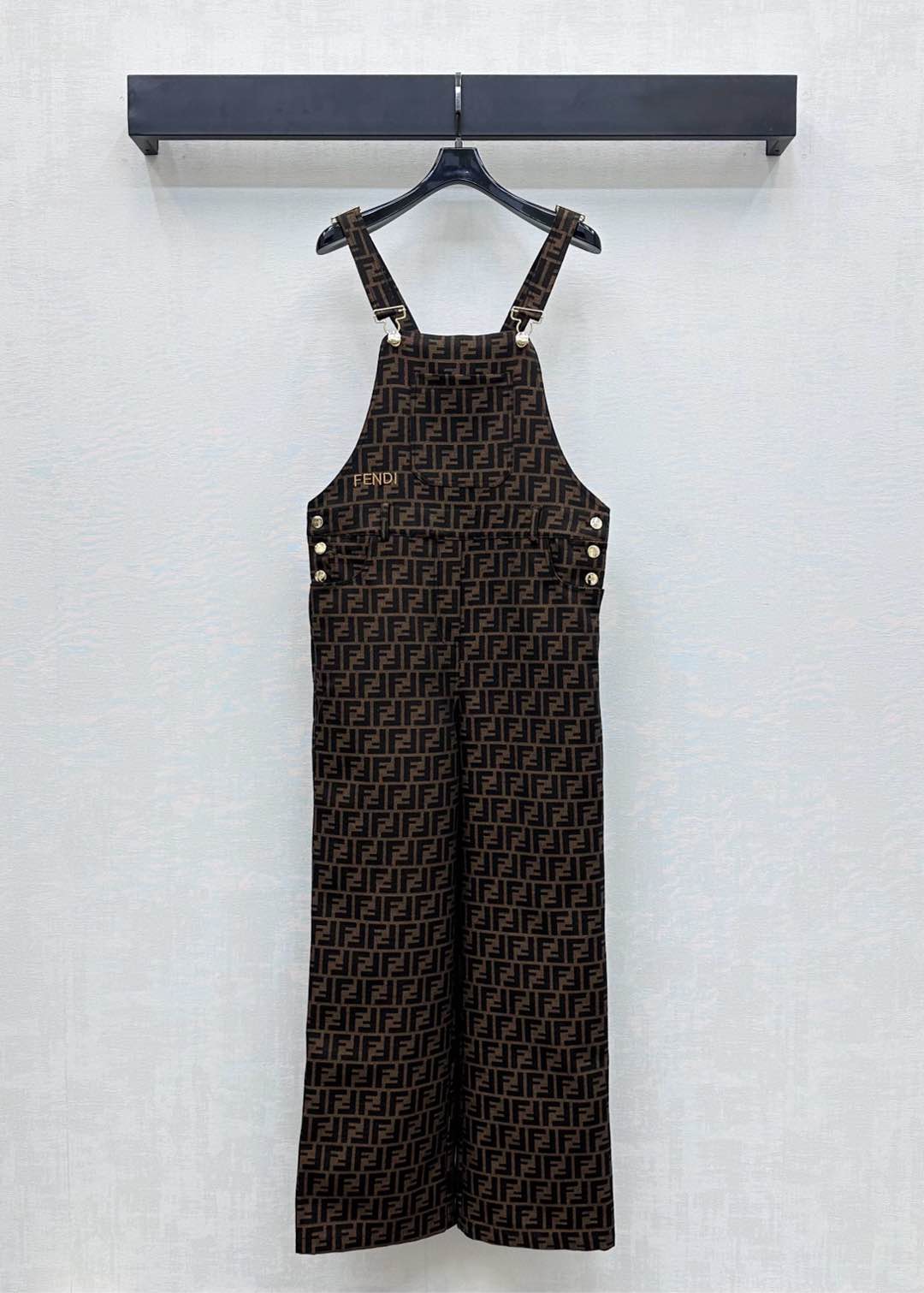 NO:441893,Fend*2025 new product is on the shelves of the jacquard strap trousers customized YB imported jacquard material with high-quality texture and full-quality appearance. The whole body is iconic double F full-print jacquard elements show the brand tone. Adjustable buckle straps are easy to put on and off. Add a sense of styling. The surface auxiliary material development. The strap trousers tailored. The single layered layer perfectly interprets the casual and noble feeling. The daily outfit is neat and neat. Series development. High-version, fendi, alexander wang19860909Fend*2025新品上架提花连体背带长裤定制YB进口提花材质 质感高级 品相十足 通体标志性双F满印提花元素 彰显品牌调性 可调节卡扣肩带方便穿脱设计 增添造型层次感 面辅料开发 背带连体长裤剪裁 单穿叠穿完美演绎休闲贵气感 日常穿搭率性利落 系列开发 高版本,,fendi,alexander wang,Women's clothing