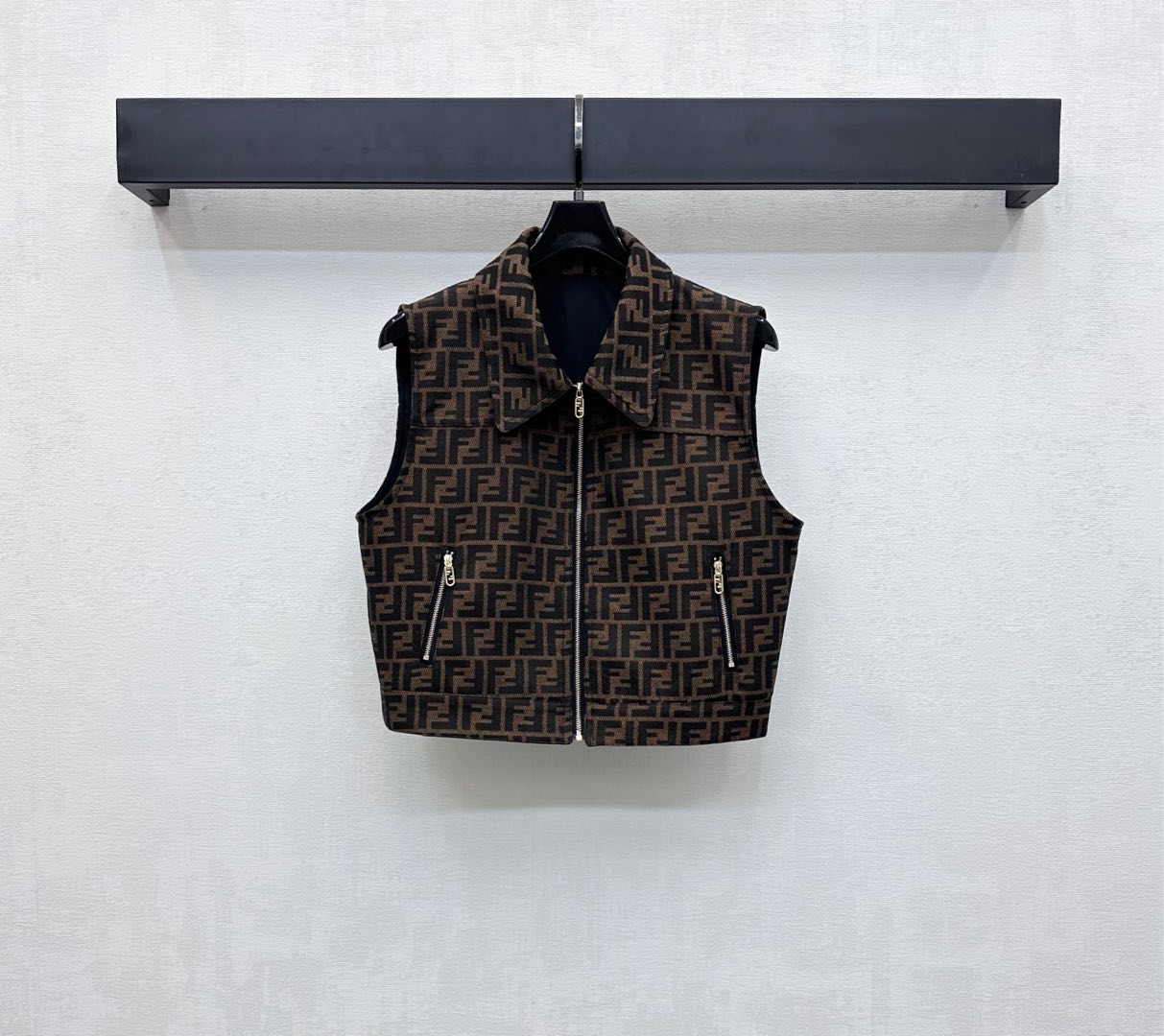 NO:441861,Fend*2025 new product is on the shelves of the Jacquard Zipper Vest Customized YB imported jacquard material, high-quality texture, full-quality, iconic double F full-print jacquard elements, highlighting the brand tone, open-clad zipper adjustment and symmetrical zipper pocket design, add to the styling layering, surface auxiliary material development, lapel short vest tailoring, can be matched with the same series, buttoned high-waist skirt, details echo up and down, perfect interpretation of casual and noble feeling, fashionable and fashionable, the best choice for daily outfits, series development, high-version, fendi, skirts, alexander wang19860909Fend*2025新品上架提花拉链马甲定制YB进口提花材质 质感高级 品相十足 通体标志性双F满印提花元素 彰显品牌调性 开襟拉链调节配合对称拉链口袋设计 增添造型层次感 面辅料开发 翻领短款马甲剪裁 可搭配同系列系扣高腰半裙 细节上下呼应 完美演绎休闲贵气感 时髦洋气 日常穿搭不二之选 系列开发 高版本,,fendi,skirts,alexander wang,Women's clothing