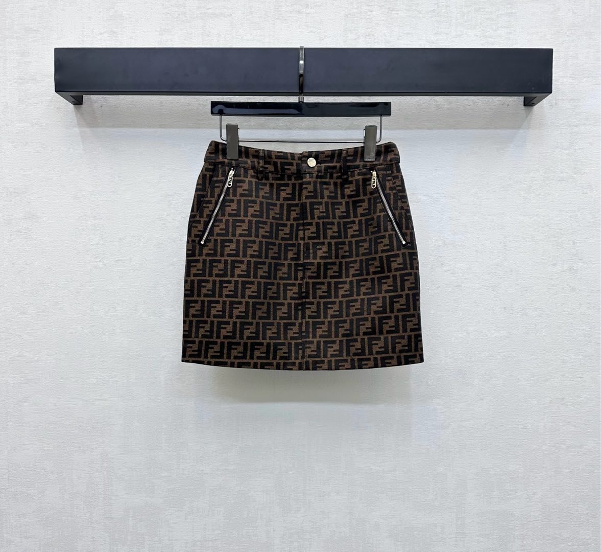 NO:441853,Fend*2025 new product is on the shelves of the jacquard zipper skirt custom YB imported jacquard material with high-quality texture and full-quality appearance. The whole body is iconic double F full-print jacquard elements to highlight the brand tone. The zipper buckle style is matched with symmetrical zipper pocket design to add a sense of styling. The surface and auxiliary materials are developed. High-waisted straight skirt cut can be matched with the same series of vests. The details are echoing up and down. Perfect interpretation of casual and noble feeling. Fashionable and fashionable. The best choice for daily wear. Series development. High-version, fendi, skirts, alexander wang19860909Fend*2025新品上架提花拉链半裙定制YB进口提花材质 质感高级 品相十足 通体标志性双F满印提花元素 彰显品牌调性 拉链系扣版型配合对称拉链口袋设计 增添造型层次感 面辅料开发 高腰直筒短裙剪裁 可搭配同系列马甲 细节上下呼应 完美演绎休闲贵气感 时髦洋气 日常穿搭不二之选 系列开发 高版本,,fendi,skirts,alexander wang,Women's clothing