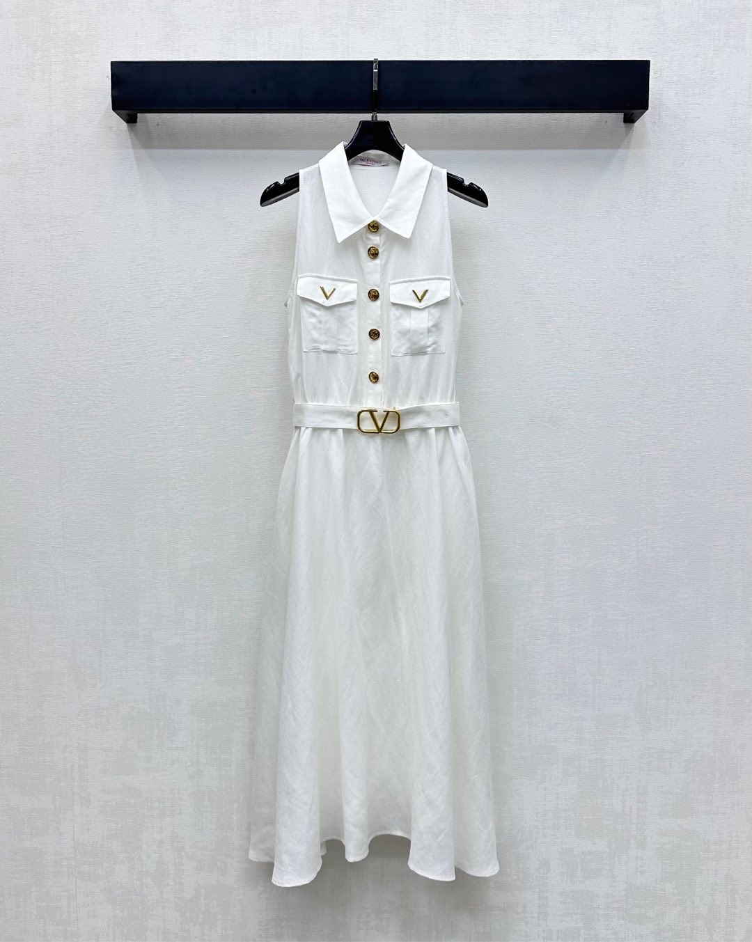 NO:441060,Valentin*2025 new product is on the shelves of lapel vest long skirt, customized YB imported cotton and linen material, sagging and breathable and comfortable, voxel color uses cutting and details to improve the exquisiteness, half-pallet button adjustment and waist-hugging design of this cloth belt, easy to divide the upper and lower proportions, and add a sense of styling. Symmetrical flip pockets on the chest embellish the V-shaped metal logo decoration to highlight the brand tone, surface auxiliary materials development, sleeveless long skirt tailoring, commuting and date outfits are high-end and exquisite, high-version, valentino, skirts, alexander wang19860909Valentin*2025新品上架翻领背心长裙定制YB进口棉麻材质 垂顺透气舒适 通体素色利用裁剪和细节提升精致度 半开襟纽扣调节配合本布腰带收腰设计 轻松划分上下比例 增添造型层次感 胸前对称翻盖口袋点缀V字金属徽标装饰 彰显品牌调性 面辅料开发 无袖连衣长裙剪裁 通勤约会穿搭高级精致  高版本,,valentino,skirts,alexander wang,Women's clothing