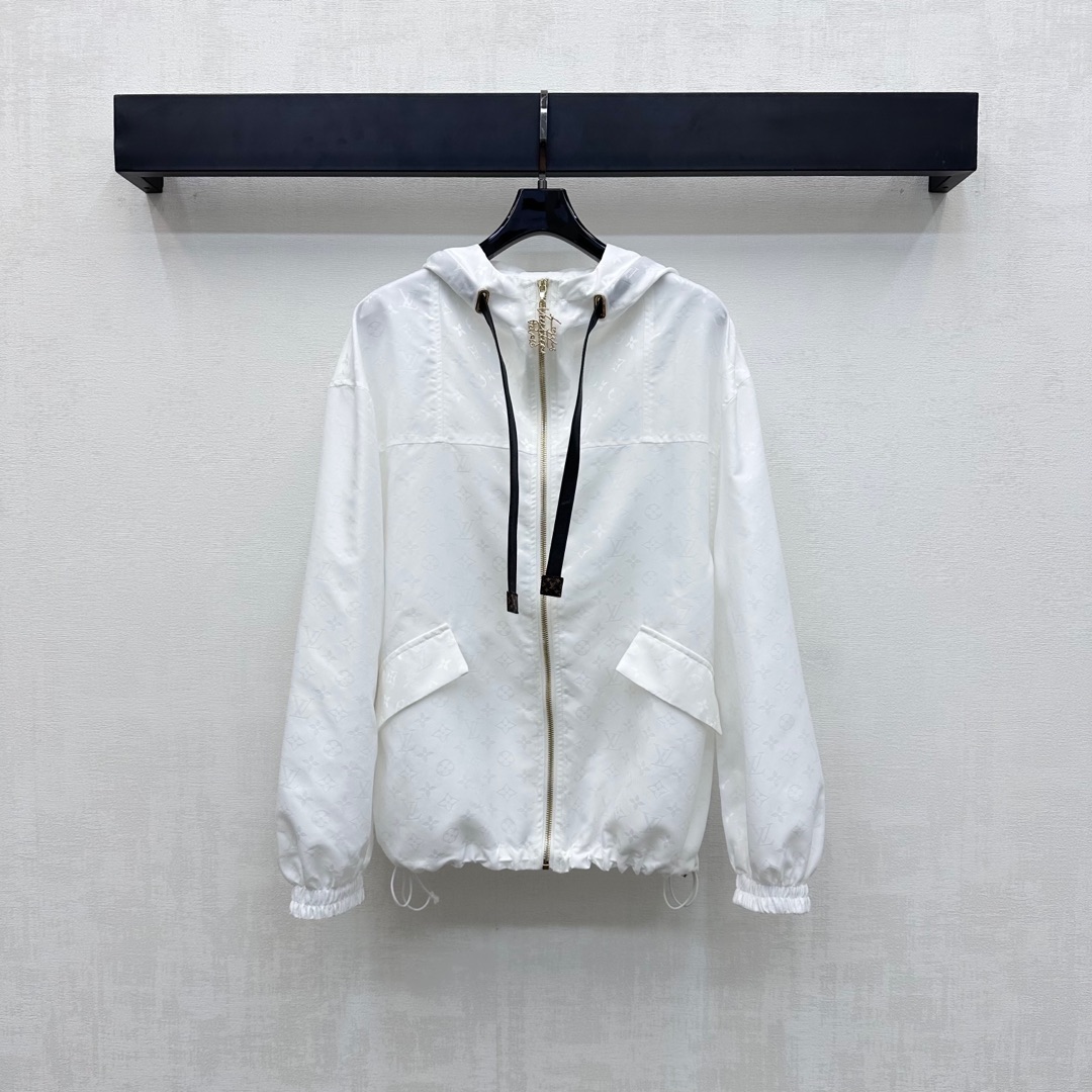 NO:441756,Louis Vuitto*2025 new product is available on the shelves of Jacquard Hooded Charge Jacket Customized YB imported Charge Nylon material, crisp and stylish, full texture, full of print, full-print four-leaf clover letter jacquard elements, highlighting the brand tone, open letters, logo zipper adjustment design, add layered shape, symmetrical flip pocket drawstring tightening, flexible and practical, surface auxiliary material development, hooded jacket jacket tailoring, casual wear, outstanding and fashionable, high-end version,,louis vuitton, jackets & coats, jackets & coats, hats, alexander wang19860909Louis Vuitto*2025新品上架提花连帽冲锋外套定制YB进口冲锋尼龙材质 挺括有型 质感十足 通体满印四叶草字母提花元素 彰显品牌调性 开襟字母徽标拉链调节设计 增添造型层次感 对称翻盖口袋抽绳收紧处理 灵活实用 面辅料开发 连帽夹克外套剪裁 随意外搭出彩时髦  高版本,,louis vuitton,jackets & coats,jackets & coats,hats,alexander wang,Women's clothing