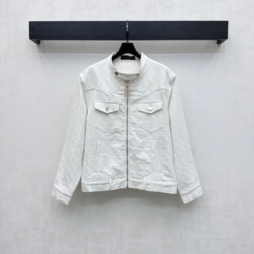 NO:441827,Louis Vuitto*2025 new product embossed denim jacket custom YB imported twill cotton denim material breathable and comfortable and stylish, full of four-leaf clover letters and logo dark pattern, highlighting the brand tone, open letters and logo zipper adjustment design, matching with symmetrical flip pocket decoration on the chest, add layered look, surface accessories development, stand-up collar jacket tailoring, can be matched with long and shorts in the same series, complete sets of fashionable and fashionable, can also be purchased separately, series development, high-end version,,louis vuitton, shorts, jackets & coats, jackets & coats, alexander wang19860909Louis Vuitto*2025新品上架压花牛仔夹克外套定制YB进口斜纹棉牛仔材质 透气舒适有型 通体满铺四叶草字母徽标暗纹图案 彰显品牌调性 开襟字母徽标拉链调节设计 配合胸前对称翻盖口袋装饰 增添造型层次感 面辅料开发 立领夹克外套剪裁 可搭配同系列长短裤 成套穿搭时髦洋气 也可分开购入搭配 系列开发 高版本,,louis vuitton,shorts,jackets & coats,jackets & coats,alexander wang,Women's clothing