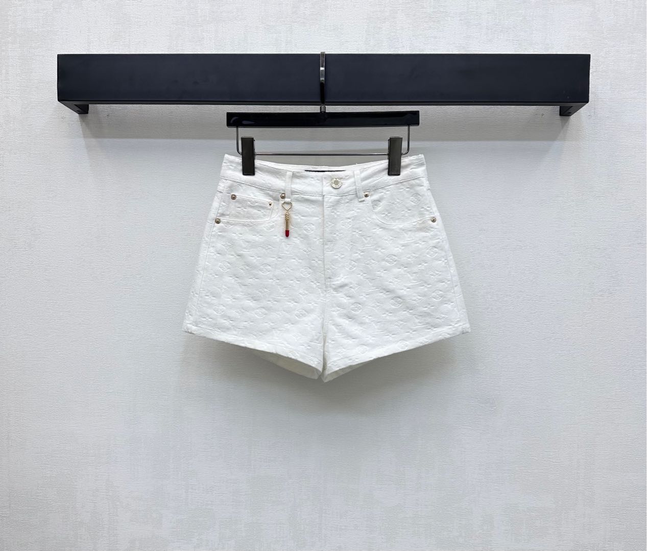 NO:441770,Louis Vuitto*2025 new product embossed denim shorts customized YB imported twill cotton denim material breathable and comfortable and stylish. Full of four-leaf clover letters and logo dark pattern to highlight the brand tone. Lipstick metal buckle decoration on the ears to add layering to the styling. Facial auxiliary materials development High-waisted buckle shorts cut can be matched with jackets in the same series. Complete sets of fashion and style can also be purchased separately. Series development High-version,,louis vuitton, shorts, jackets & coats, jackets & coats, alexander wang19860909Louis Vuitto*2025新品上架压花牛仔短裤定制YB进口斜纹棉牛仔材质 透气舒适有型 通体满铺四叶草字母徽标暗纹图案 彰显品牌调性 耳仔处点缀口红金属扣装饰 增添造型层次感 面辅料开发 高腰系扣短裤剪裁 可搭配同系列夹克外套 成套穿搭时髦洋气 也可分开购入搭配 系列开发 高版本,,louis vuitton,shorts,jackets & coats,jackets & coats,alexander wang,Women's clothing