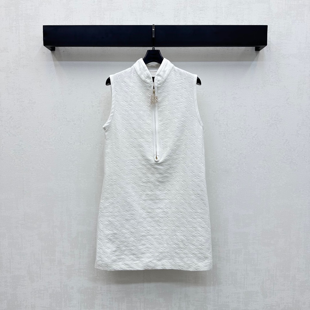 NO:441839,Louis Vuitto*2025 new product is available for embossed denim vest skirt custom YB imported twill cotton denim material breathable and comfortable and stylish, full of four-leaf clover letters and logo dark pattern highlights the brand tone Straight fitting with half-open letters and logo zipper adjustment design to add styling layering, surface auxiliary material development Stand-collar sleeveless dress tailoring Commuter date outfit fashionable and fashionable Series development High-end version, louis vuitton, skirts, alexander wang19860909Louis Vuitto*2025新品上架压花牛仔背心裙定制YB进口斜纹棉牛仔材质 透气舒适有型 通体满铺四叶草字母徽标暗纹图案 彰显品牌调性 直筒版型配合半开襟字母徽标拉链调节设计 增添造型层次感 面辅料开发 立领无袖连衣裙剪裁 通勤约会穿搭时髦洋气 系列开发 高版本,,louis vuitton,skirts,alexander wang,Women's clothing