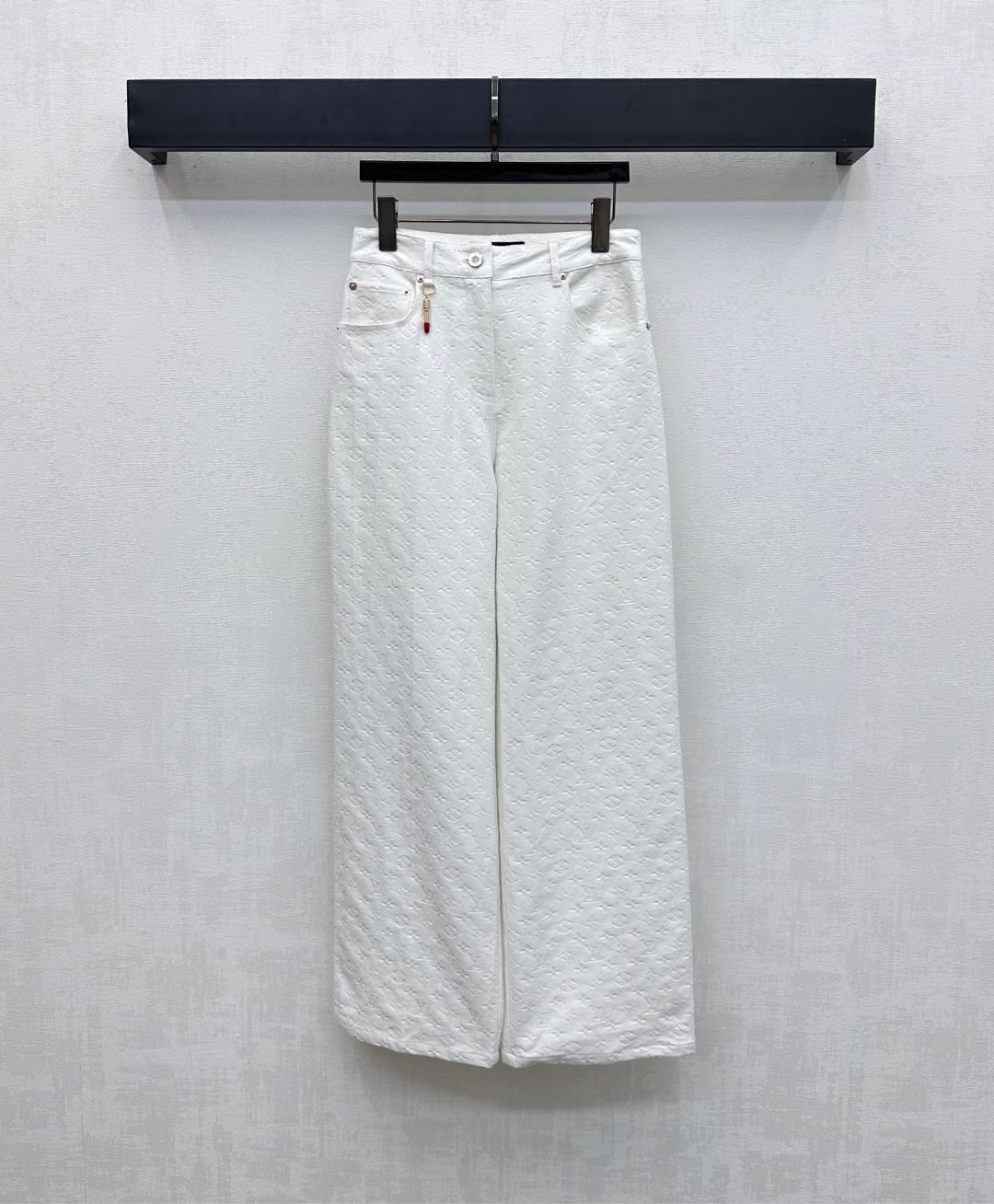 NO:441818,Louis Vuitto*2025 new product is available for embossed denim trousers customized YB imported twill cotton denim material breathable and comfortable and stylish. Full of four-leaf clover letters and logo dark pattern to highlight the brand tone. Lipstick metal buckle decoration on the ears to add layering to the styling. Facial and auxiliary materials development High-waisted buckle trousers tailored. Can be matched with jackets in the same series. Complete sets of fashion and fashionable. You can also buy them separately. Series development High-version,,louis vuitton, jackets & coats, jackets & coats, alexander wang19860909Louis Vuitto*2025新品上架压花牛仔长裤定制YB进口斜纹棉牛仔材质 透气舒适有型 通体满铺四叶草字母徽标暗纹图案 彰显品牌调性 耳仔处点缀口红金属扣装饰 增添造型层次感 面辅料开发 高腰系扣长裤剪裁 可搭配同系列夹克外套 成套穿搭时髦洋气 也可分开购入搭配 系列开发 高版本,,louis vuitton,jackets & coats,jackets & coats,alexander wang,Women's clothing