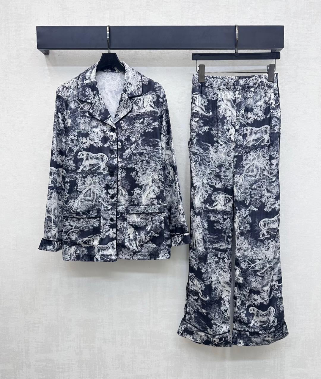 NO:441895,Dio*2025 new product is on the shelves of printed shirts and trousers sets. Customized YB imported twill material. Breathable and comfortable. Full texture. Full body printed with animals and plants. Natural jungle pattern elements. Shows the brand tone. Drawstring elastic band trousers tolerate the legs. Outline the waist to highlight the figure. Easy to wear it to show the fashionable feeling of vacation. Facial accessories. Lapel long-sleeved shirts and trousers tailoring. Complete sets of high-end and fashionable clothes. Home and outdoor wear. Series development. High-end version,,dior,shirts,alexander wang.19860909Dio*2025新品上架印花衬衣长裤套装定制YB进口斜纹绸材质 透气舒适 质感十足 通体满印动植物自然丛林图案元素 彰显品牌调性 抽绳弹力带长裤包容腿型 勾勒腰身凸显身材 轻松穿出度假时髦感 面辅料开发 翻领长袖衬衫长裤剪裁 成套穿搭高级时髦 家居外穿都 系列开发  高版本,,dior,shirts,alexander wang,Women's clothing