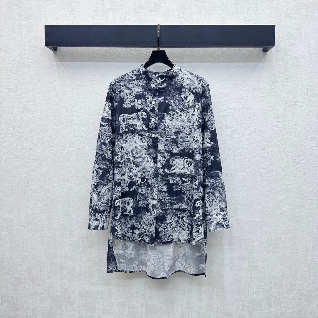 NO:441877,Dio*2025 new product is available for printing long-sleeved shirts with custom YB imported twill cotton material, smooth and comfortable, full of printed animals and plants, natural jungle pattern elements, highlighting the brand tone, half-paced button adjustment design, short front and long rear style treatment, add layered look, the upper body is more inclusive and slimming, surface auxiliary materials development, stand-alone silhouette shirt tailoring, can be matched with skirts in the same series, complete sets of high-end and fashionable, vacation atmosphere full of series development, high-end version,,dior, skirts,shirts,alexander wang19860909Dio*2025新品上架印花长袖衬衫定制YB进口斜纹全棉材质 光泽垂顺舒适 通体满印动植物自然丛林图案元素 彰显品牌调性 半开襟纽扣调节设计 配合前短后长版型处理 增添造型层次感 上身更为包容显瘦 面辅料开发 立领廓形衬衫剪裁 可搭配同系列半裙 成套穿搭高级时髦 度假气息拉满 系列开发  高版本,,dior,skirts,shirts,alexander wang,Women's clothing