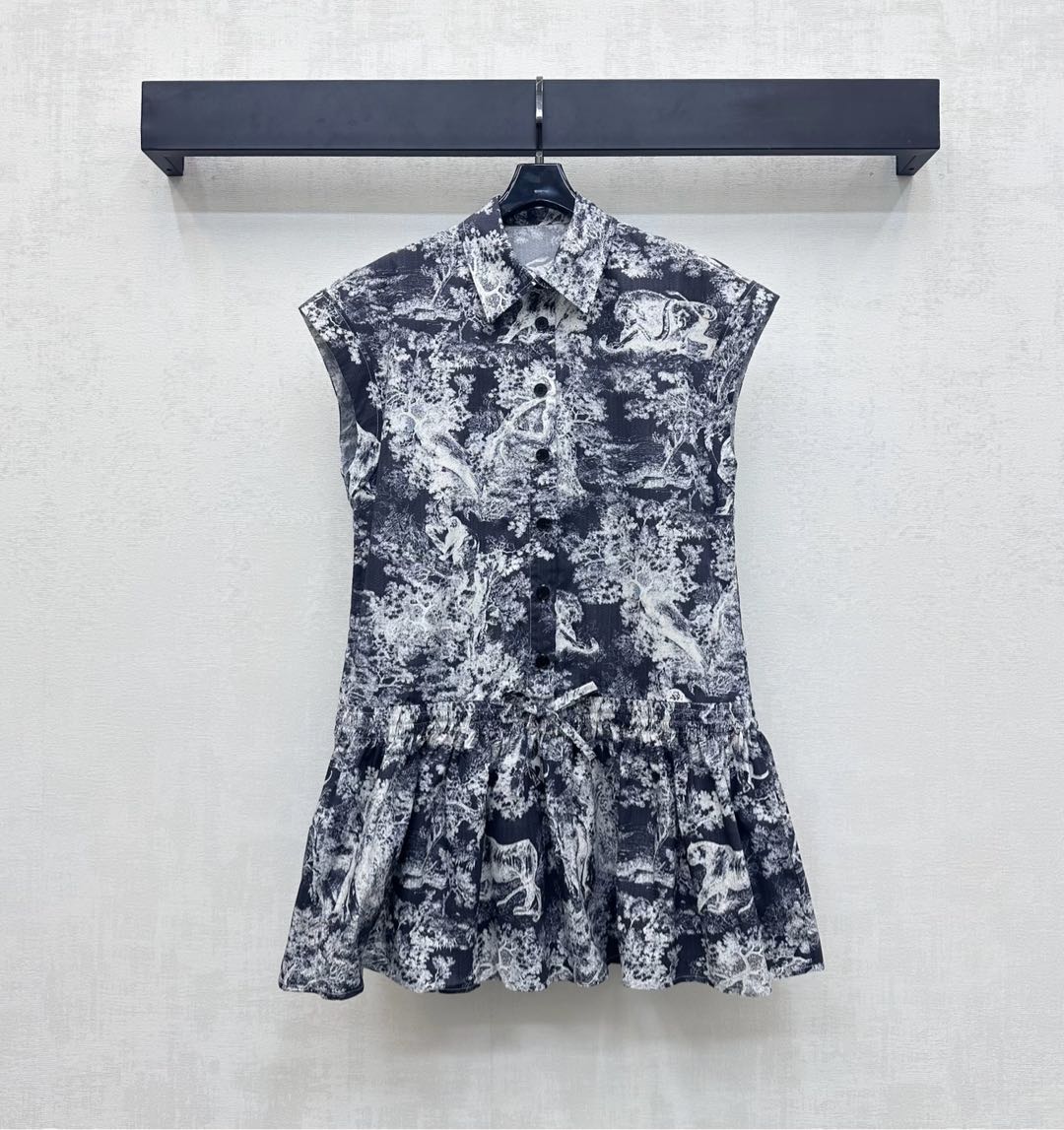 NO:441835,Dio*2025 new product is on the shelves of printed lapel dress with custom YB imported twill cotton material, smooth and comfortable, full of printed animals and plants, natural jungle pattern elements, highlighting the brand tone, half-paced engraved letters, logo, round buckle adjustment decoration, low waist drawstring tighten the umbrella-shaped exterior pleated skirt design, add layering, easy to divide the upper and lower proportions, the upper body is more inclusive and slimming, surface auxiliary materials development, sleeveless dress tailoring, high-end and fashionable outfit, vacation atmosphere full, series development, high-end version,,dior, skirts,alexander wang19860909Dio*2025新品上架印花翻领连衣裙定制YB进口斜纹全棉材质 光泽垂顺舒适 通体满印动植物自然丛林图案元素 彰显品牌调性 半开襟刻印字母徽标圆扣调节装饰 低腰处抽绳收紧伞状外扩压褶裙摆设计 增添造型层次感 轻松划分上下比例 上身更为包容显瘦 面辅料开发 无袖连衣裙剪裁 穿搭高级时髦 度假气息拉满 系列开发  高版本,,dior,skirts,alexander wang,Women's clothing