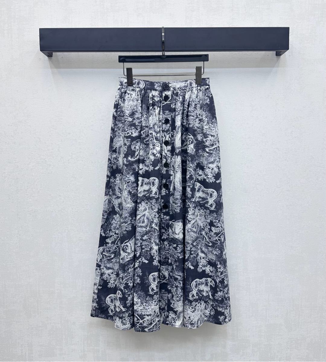 NO:441862,Dio*2025 new product is available for printing pleated skirt custom YB imported twill cotton material, smooth and comfortable, full of printed animals and plants, natural jungle pattern elements, highlighting the brand tone, using single-row engraved letter round buckle adjustment design, combined with the pleated skirt style, the upper body is more inclusive and slimming, surface auxiliary materials development, high waist mid-length skirt tailoring, can be matched with the same series of shirts, complete sets of high-fashioned outfits, vacation atmosphere, series development, high-end version,,dior, skirts,shirts,alexander wang19860909Dio*2025新品上架印花压褶半裙定制YB进口斜纹全棉材质 光泽垂顺舒适 通体满印动植物自然丛林图案元素 彰显品牌调性 沿用单排刻印字母圆扣调节设计 配合压褶裙摆版型处理 上身更为包容显瘦 面辅料开发 高腰中长半裙剪裁 可搭配同系列衬衫 成套穿搭高级时髦 度假气息拉满 系列开发  高版本,,dior,skirts,shirts,alexander wang,Women's clothing
