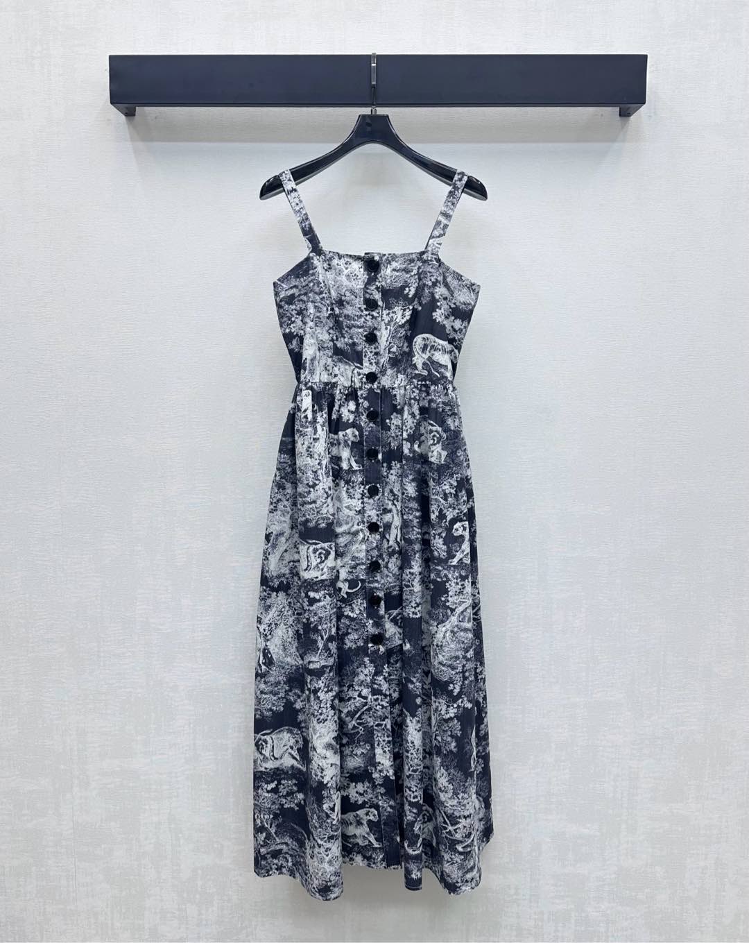 NO:441846,Dio*2025 new product is on the shelves of printed suspender dresses with custom YB imported twill cotton material, smooth and comfortable, full of printed animals and plants, natural jungle pattern elements, highlighting the brand tone, open-clad engraved letters, logo, round buckle adjustment decoration, add layering, high waistline divides the upper and lower proportions, and matches the umbrella-shaped expansive skirt design, the upper body is more inclusive and slimming, surface auxiliary materials development, suspender flat-mouth dress tailoring, high-end fashion, vacation atmosphere full, series development, high-end version,,dior, skirts,alexander wang19860909Dio*2025新品上架印花吊带连衣裙定制YB进口斜纹全棉材质 光泽垂顺舒适 通体满印动植物自然丛林图案元素 彰显品牌调性 开襟刻印字母徽标圆扣调节装饰 增添造型层次感 高腰线划分上下比例 配合伞状外扩裙摆设计 上身更为包容显瘦 面辅料开发 吊带平口连衣裙剪裁 穿搭高级时髦 度假气息拉满 系列开发  高版本,,dior,skirts,alexander wang,Women's clothing