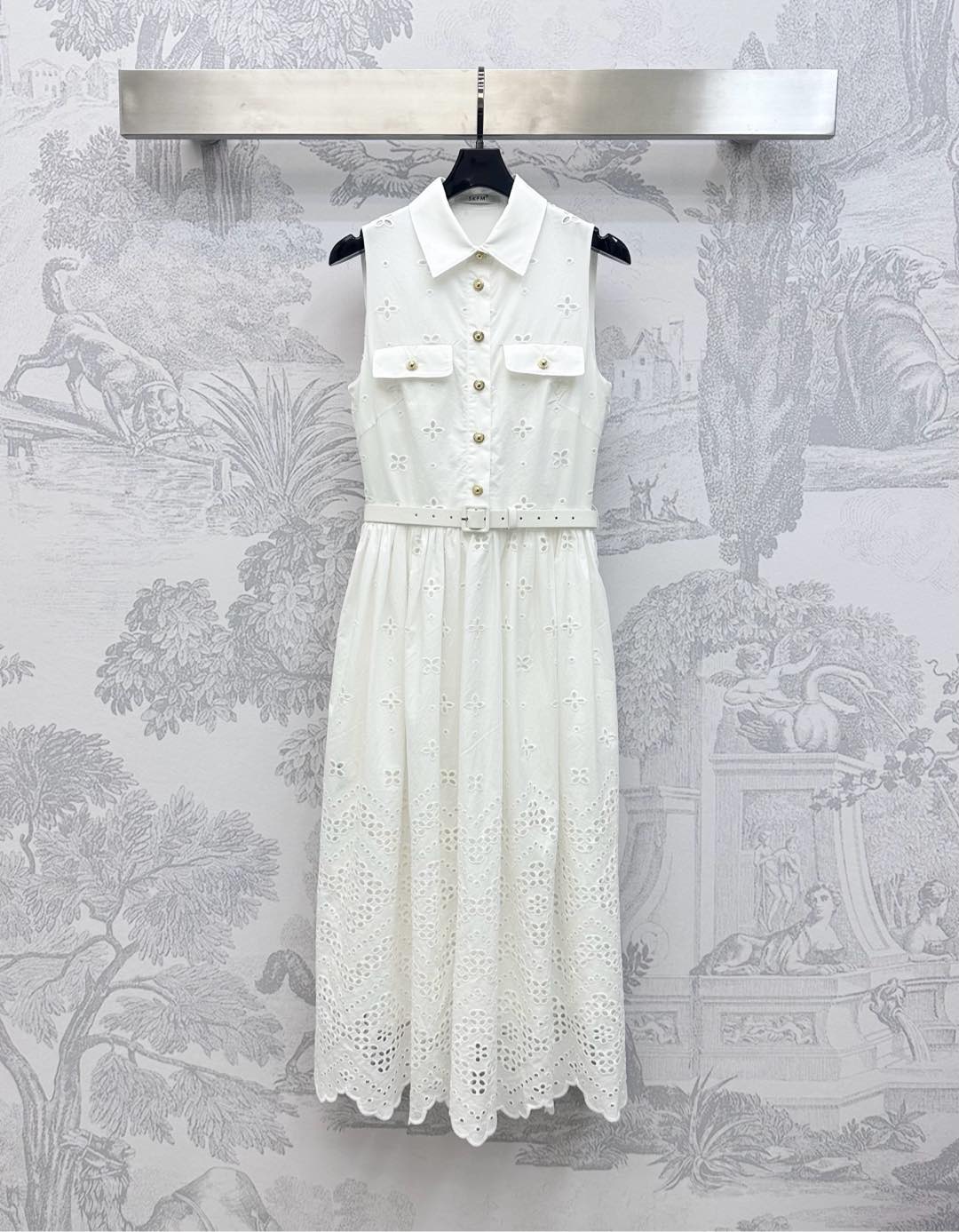 NO:441836,Skf*2025 new product is on the shelves of the hollow embroidered vest skirt custom YB imported twill cotton material skin-friendly and comfortable, breathable and smooth, laser hollowing process throughout, presenting irregular flower texture, highlighting the brand tone, using half-paced metal buttons to adjust, with leather perforated belt waist design, adding layered styling, easy to divide the upper and lower proportions, surface auxiliary materials development, lapel sleeveless dress tailoring, commuting and date wear simple and advanced, high-end version, skirts, alexander wang19860909Skf*2025新品上架镂空绣花背心裙定制YB进口斜纹棉材质 亲肤舒适 透气垂顺 通体激光镂空工艺处理 呈现出不规则花朵肌理 彰显品牌调性 沿用半开襟金属纽扣调节 配合皮革穿孔腰带收腰设计 增添造型层次感 轻松划分上下比例 面辅料开发 翻领无袖连衣裙剪裁 通勤约会穿搭简约高级  高版本,,skirts,alexander wang,Women's clothing